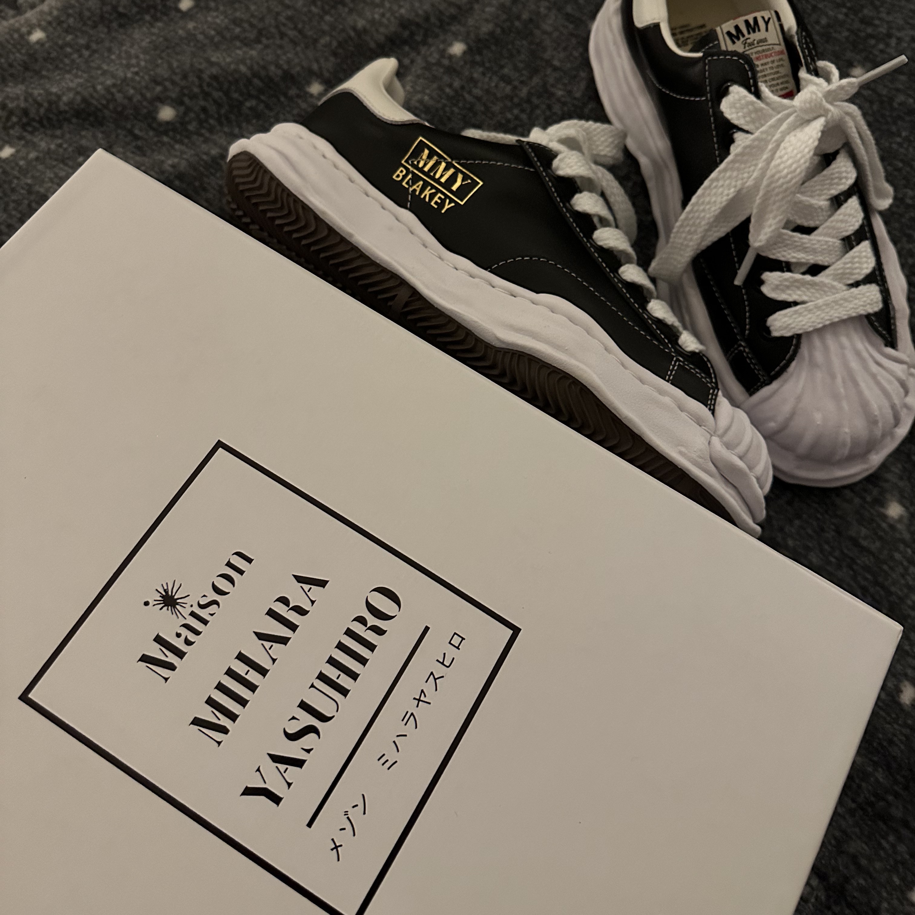 Maison Mihara Yasuhiro Blakey OG Sole Leather Low-top Sneakers Black, Maison Mihara Yasuhiro Blakey OG Sole Canvas Low-top Sneakers Black White 착용 스타일