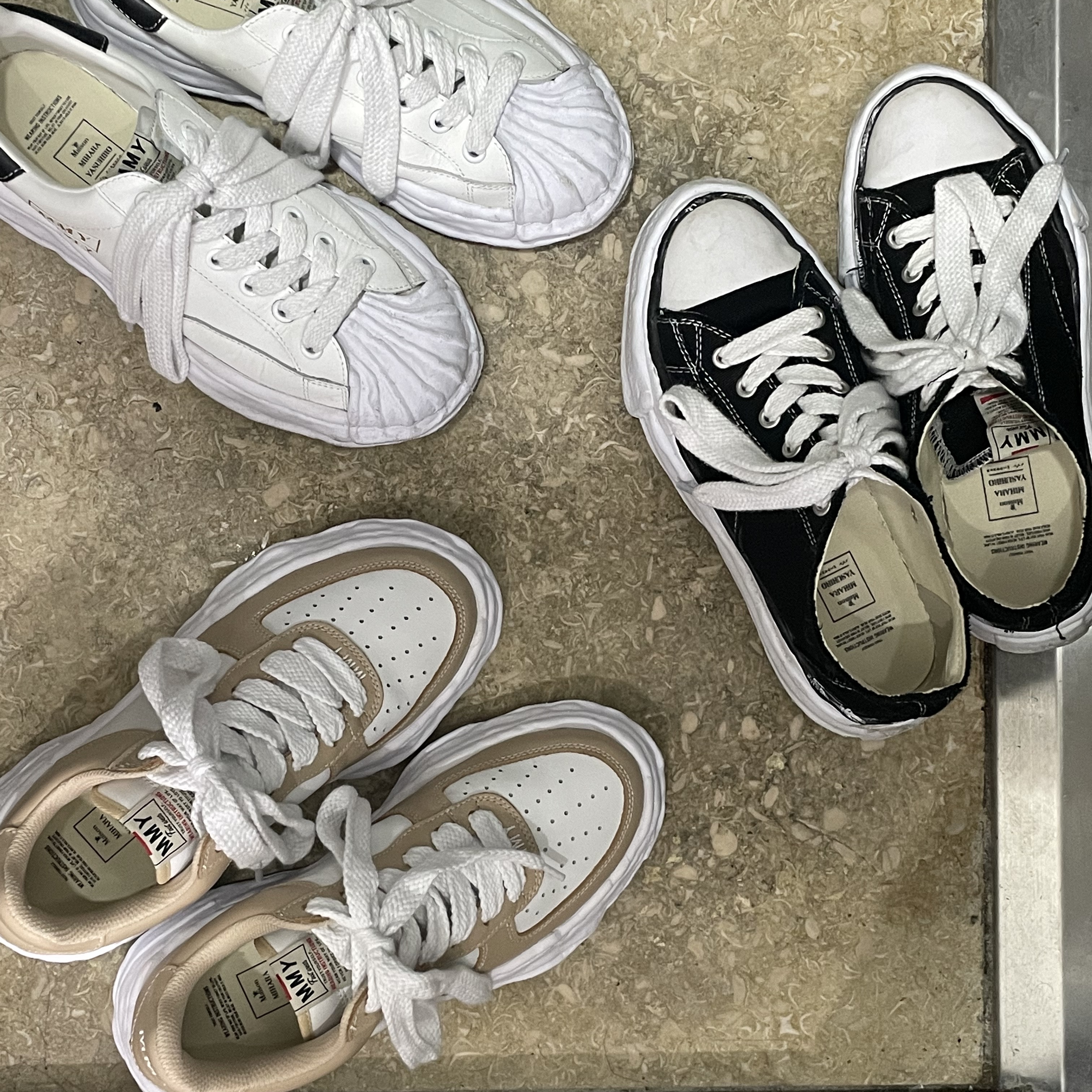 Maison Mihara Yasuhiro Peterson OG Sole Canvas Low Sneakers Black, Maison Mihara Yasuhiro Blakey OG Sole Leather Low-top Sneakers White 착용 스타일 - 1