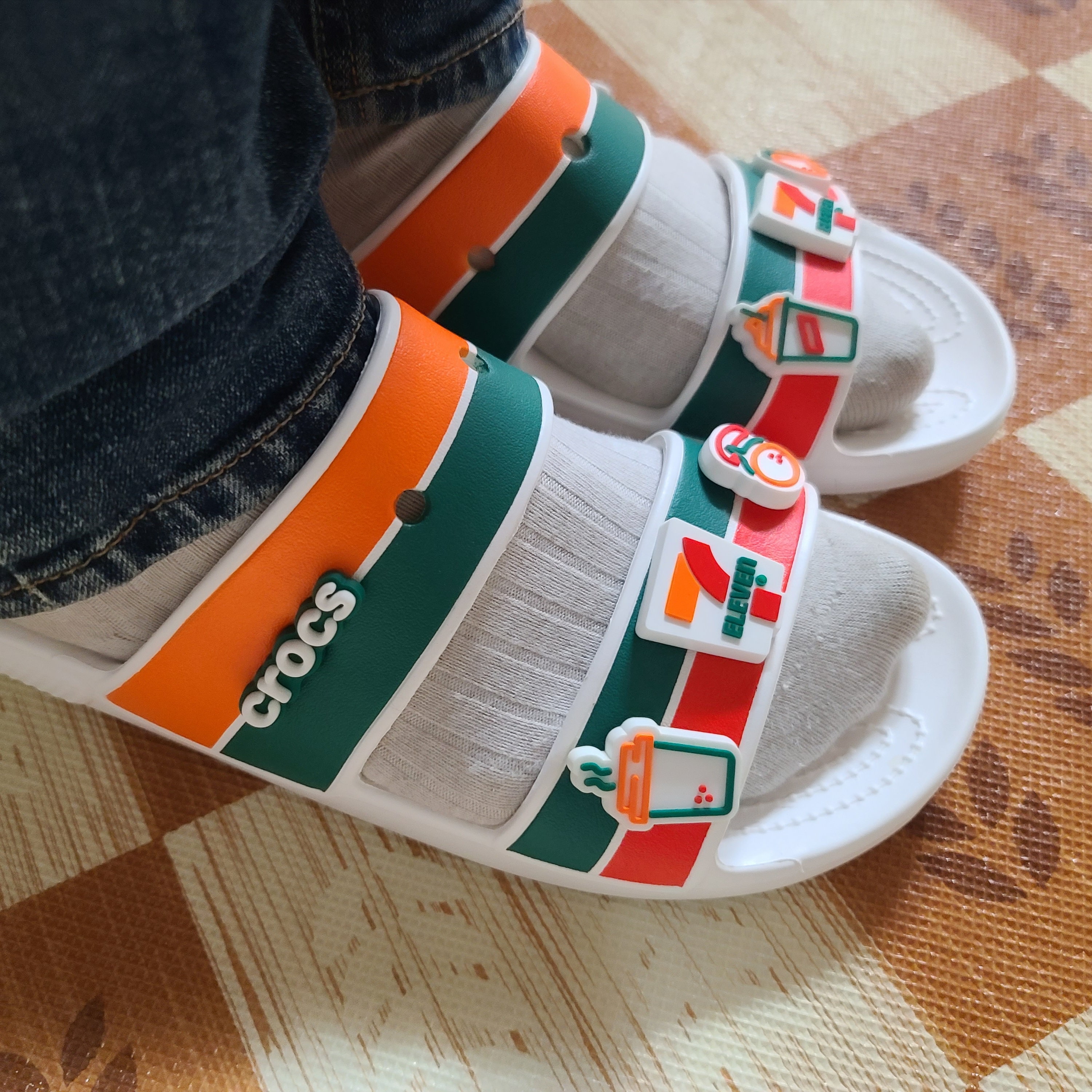 Crocs x 7-Eleven Classic Sandal White 착용 스타일 - 1