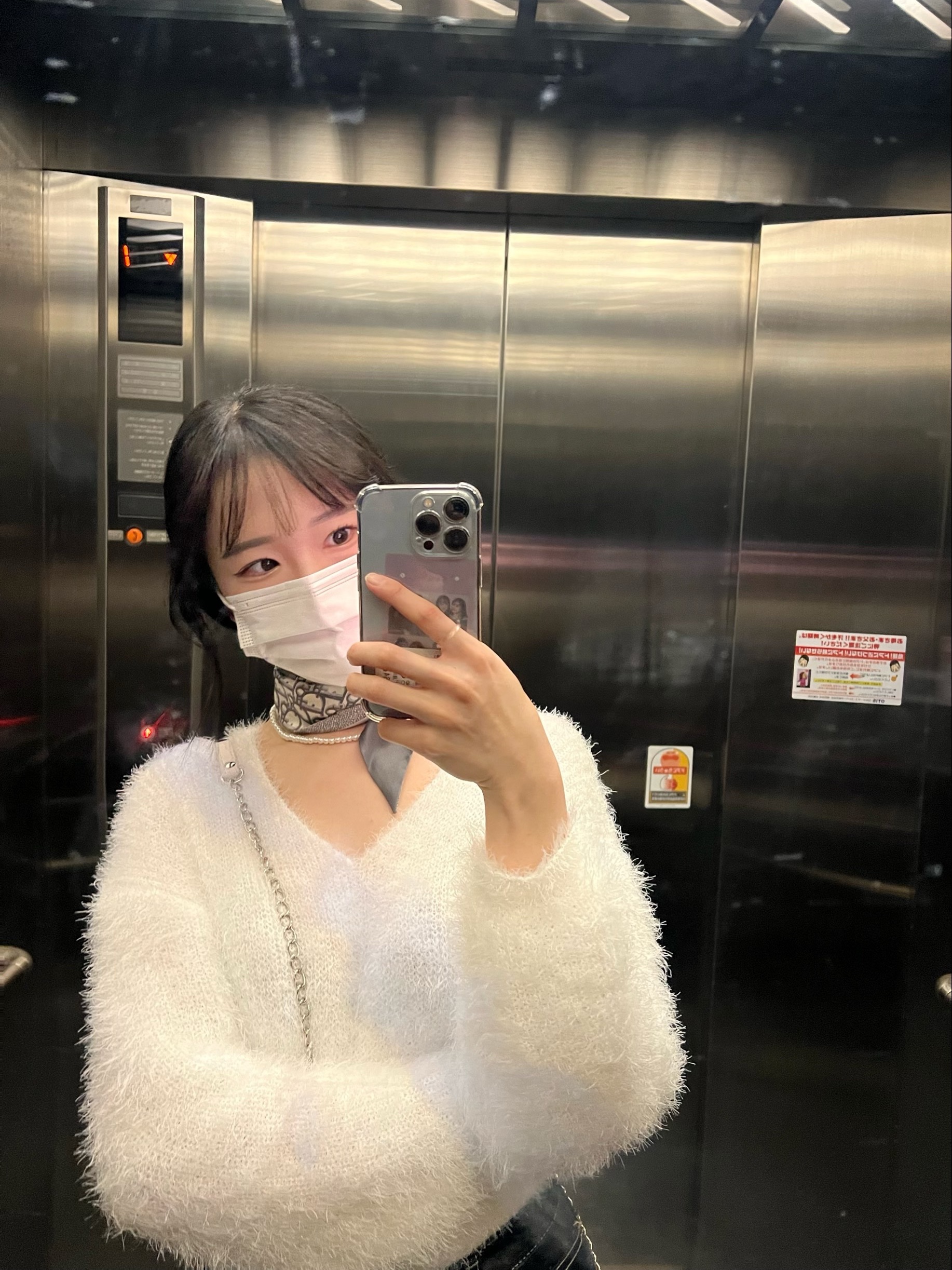 (W) Dior Oblique Mitzah Scarf Silk Twill Grey 착용 스타일