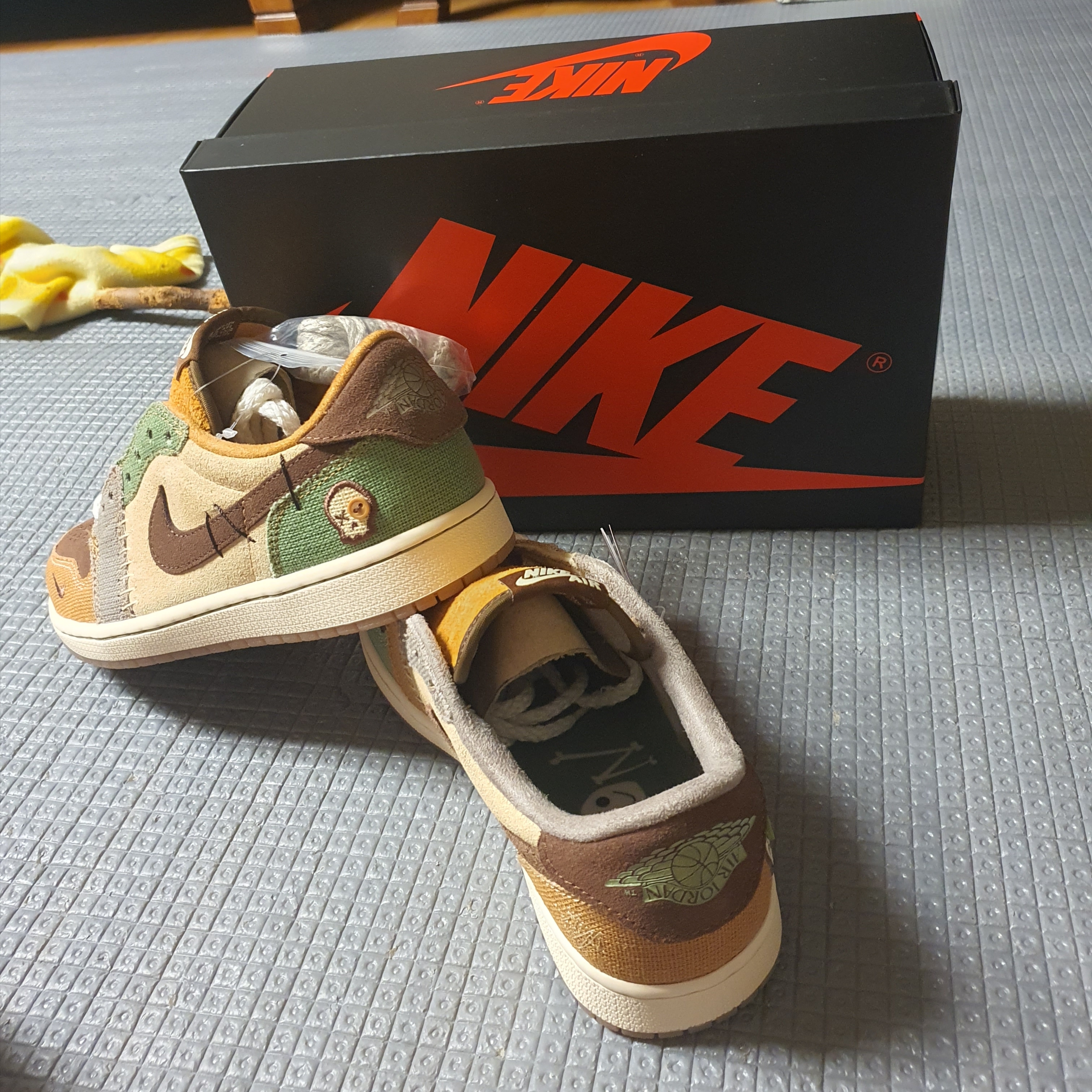 Jordan 1 x Zion Williamson Retro Low OG Flax and Oil Green 착용 스타일 - 5