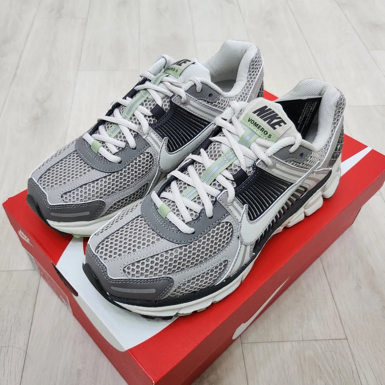 (W) Nike Zoom Vomero 5 Cobblestone and Flat Pewter 착용 스타일 - 2