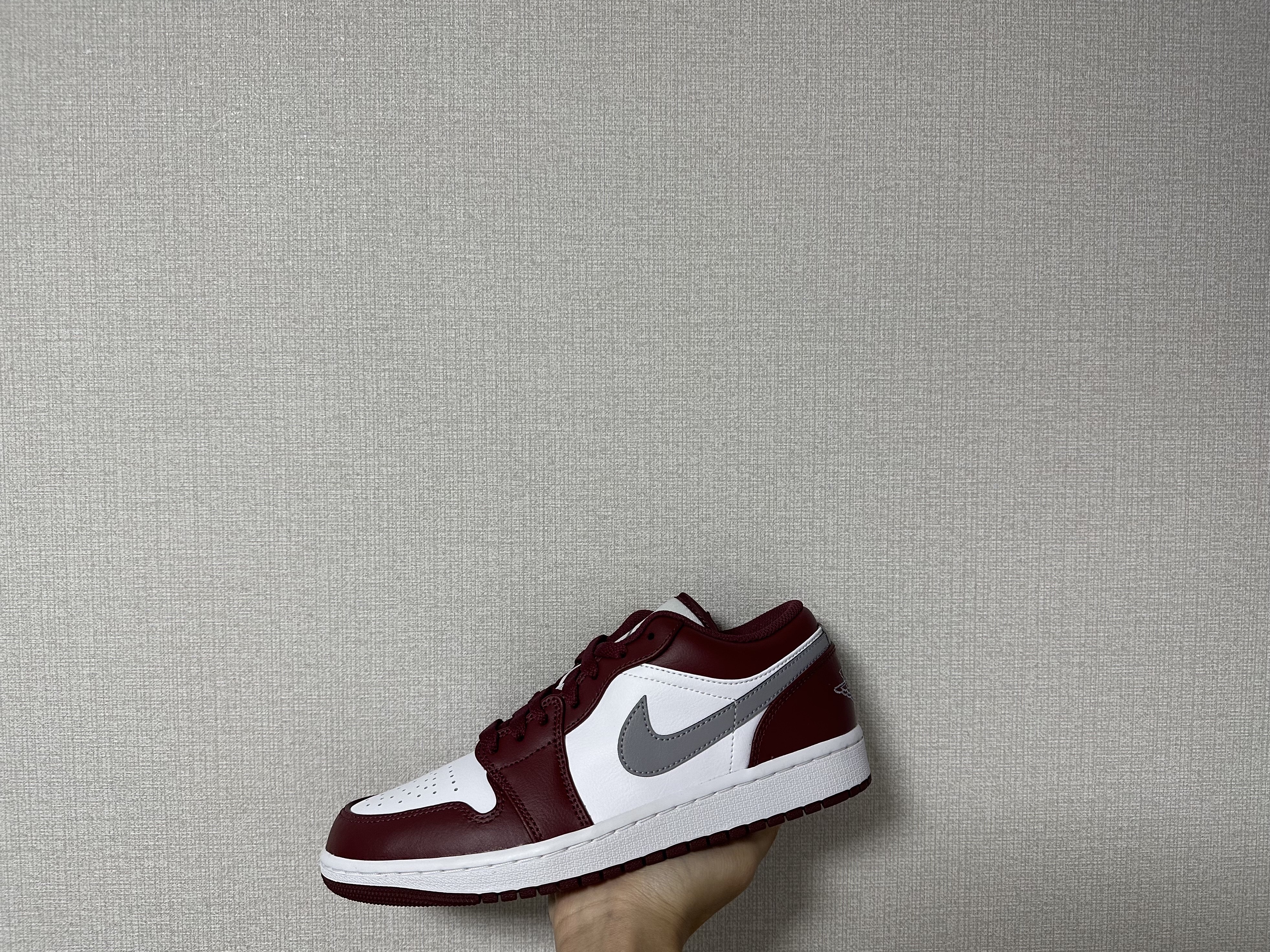 Nike x Skate Like a Girl SB Dunk Low QS Barely Rose, Jordan 1 Low Cherrywood Red 착용 스타일 - 3