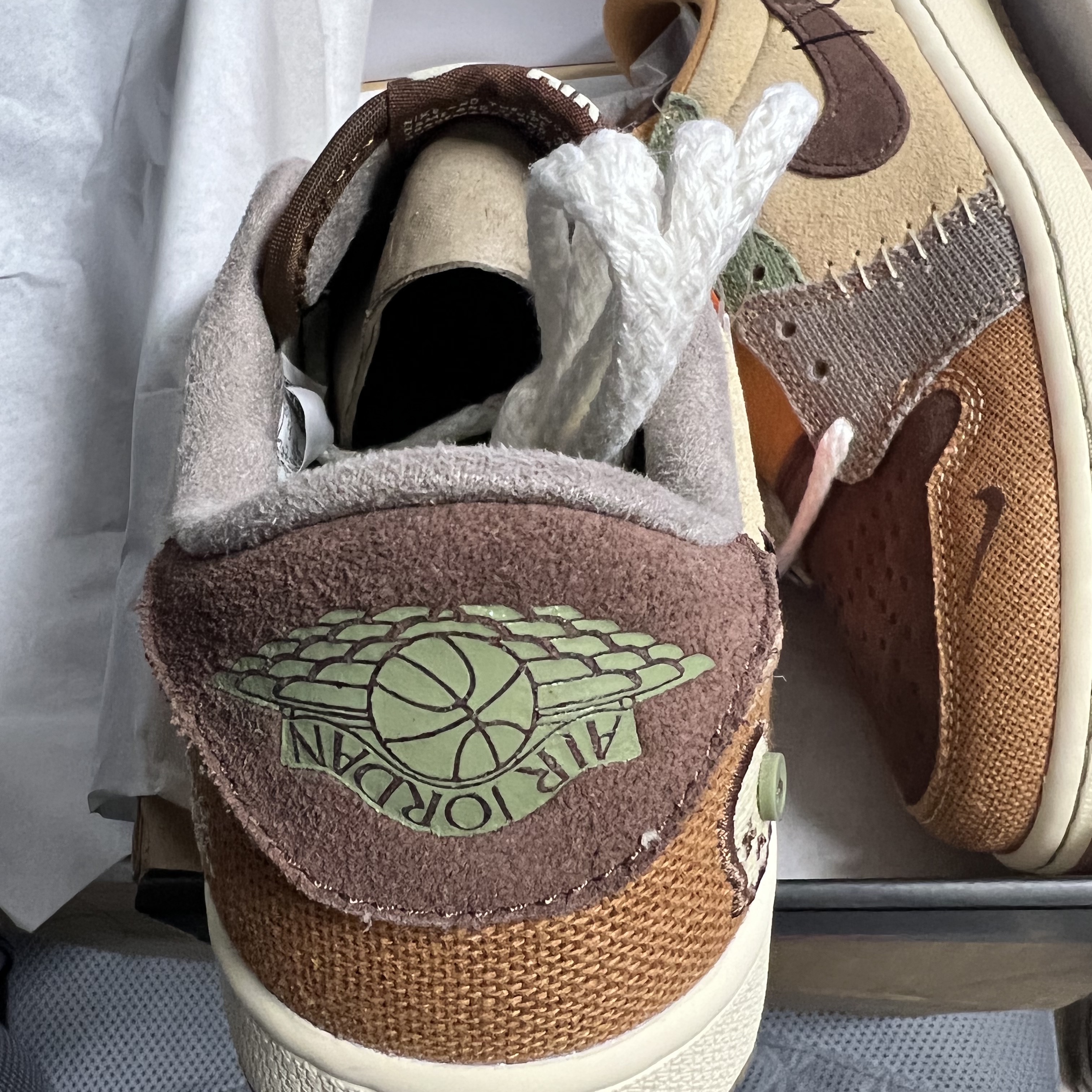 Jordan 1 x Zion Williamson Retro Low OG Flax and Oil Green 착용 스타일 - 2