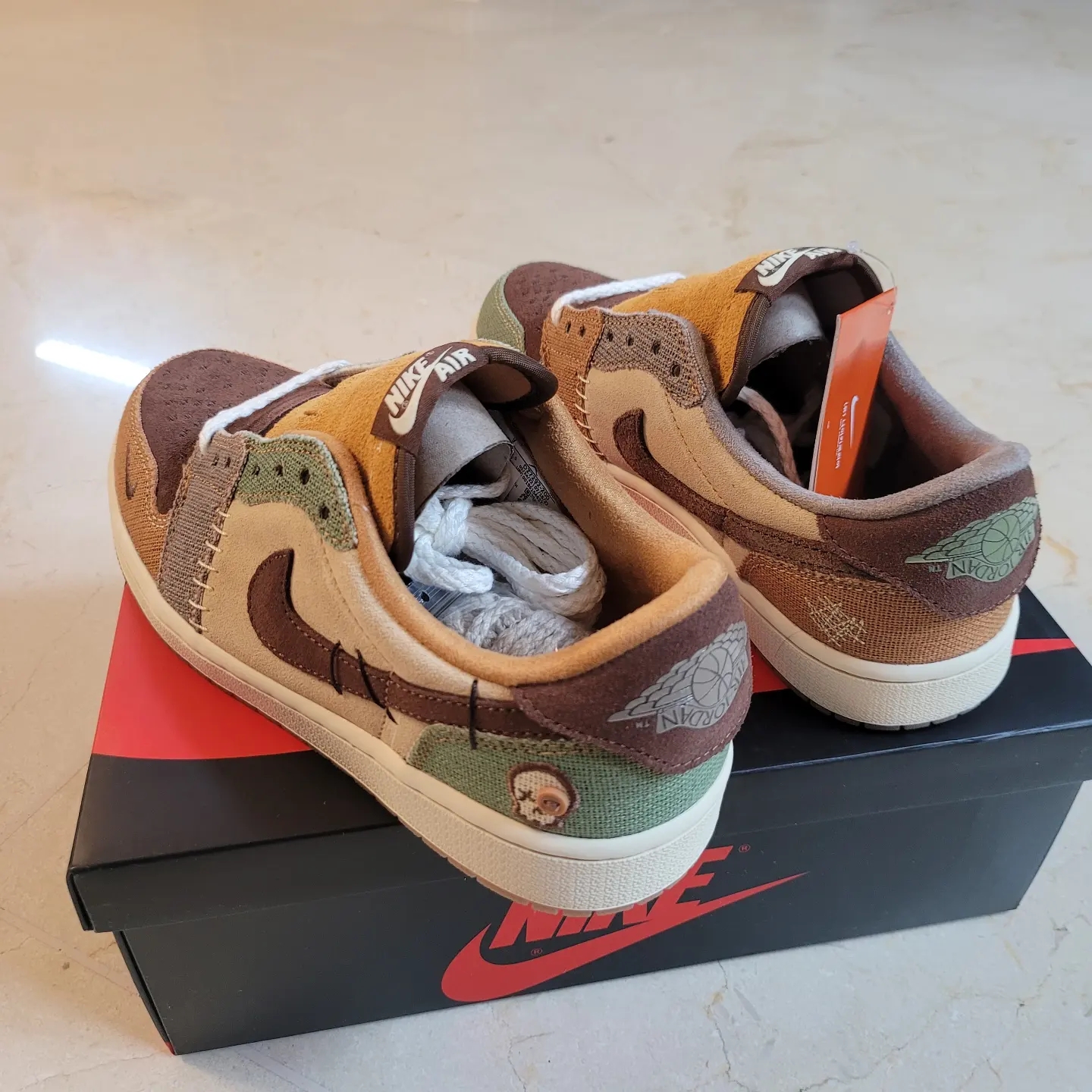Jordan 1 x Zion Williamson Retro Low OG Flax and Oil Green 착용 스타일 - 3
