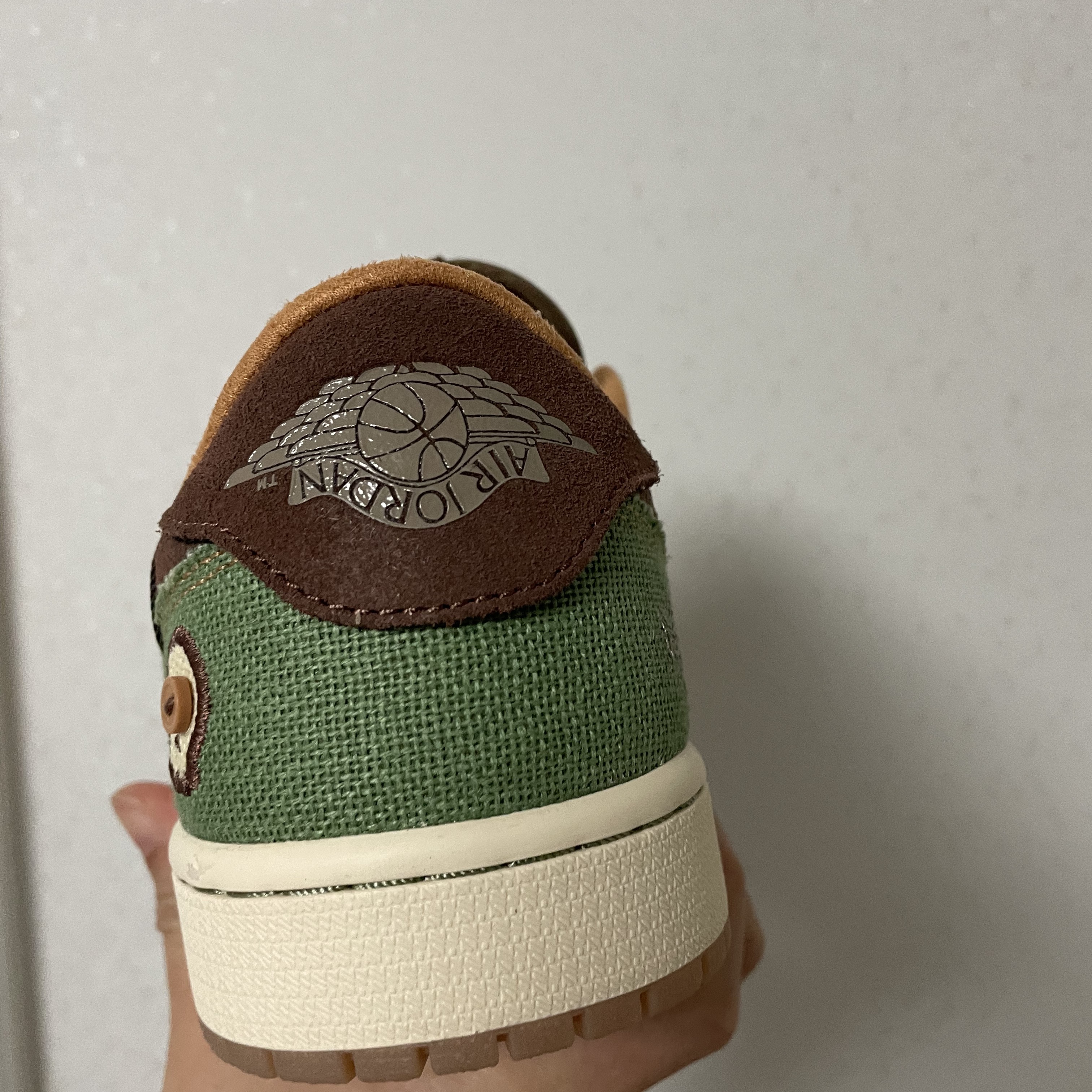 Jordan 1 x Zion Williamson Retro Low OG Flax and Oil Green 착용 스타일 - 2