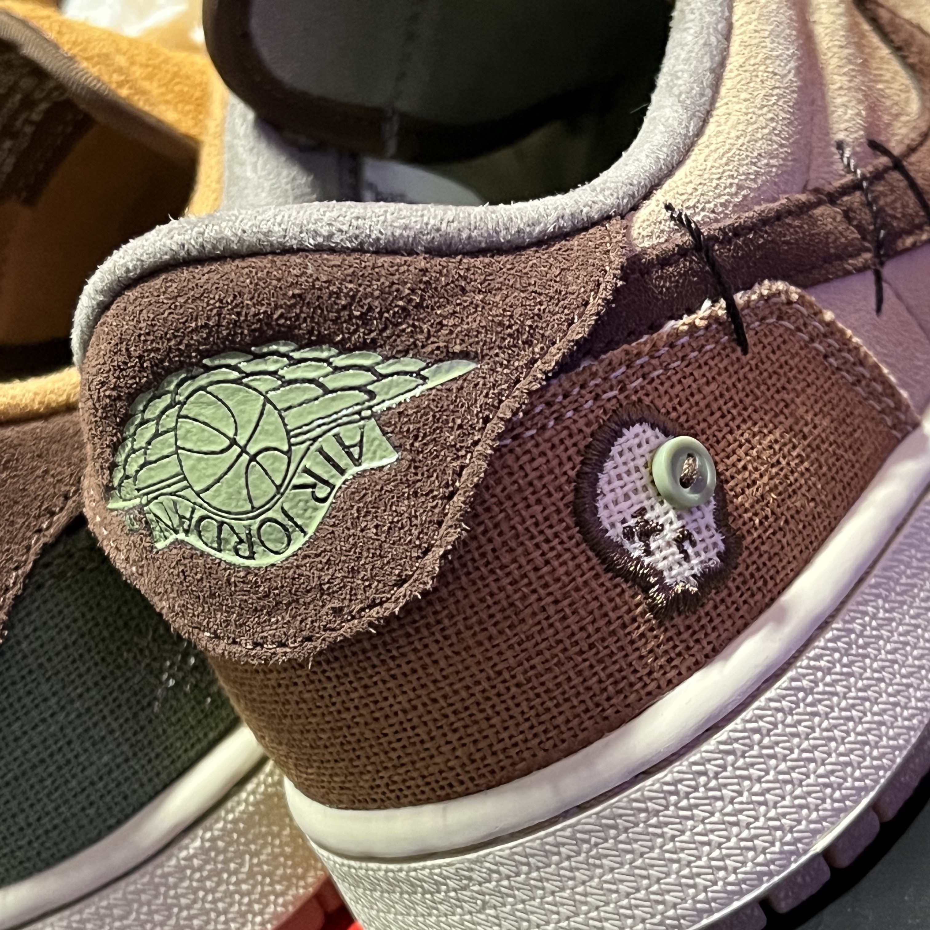 Jordan 1 x Zion Williamson Retro Low OG Flax and Oil Green 착용 스타일 - 4