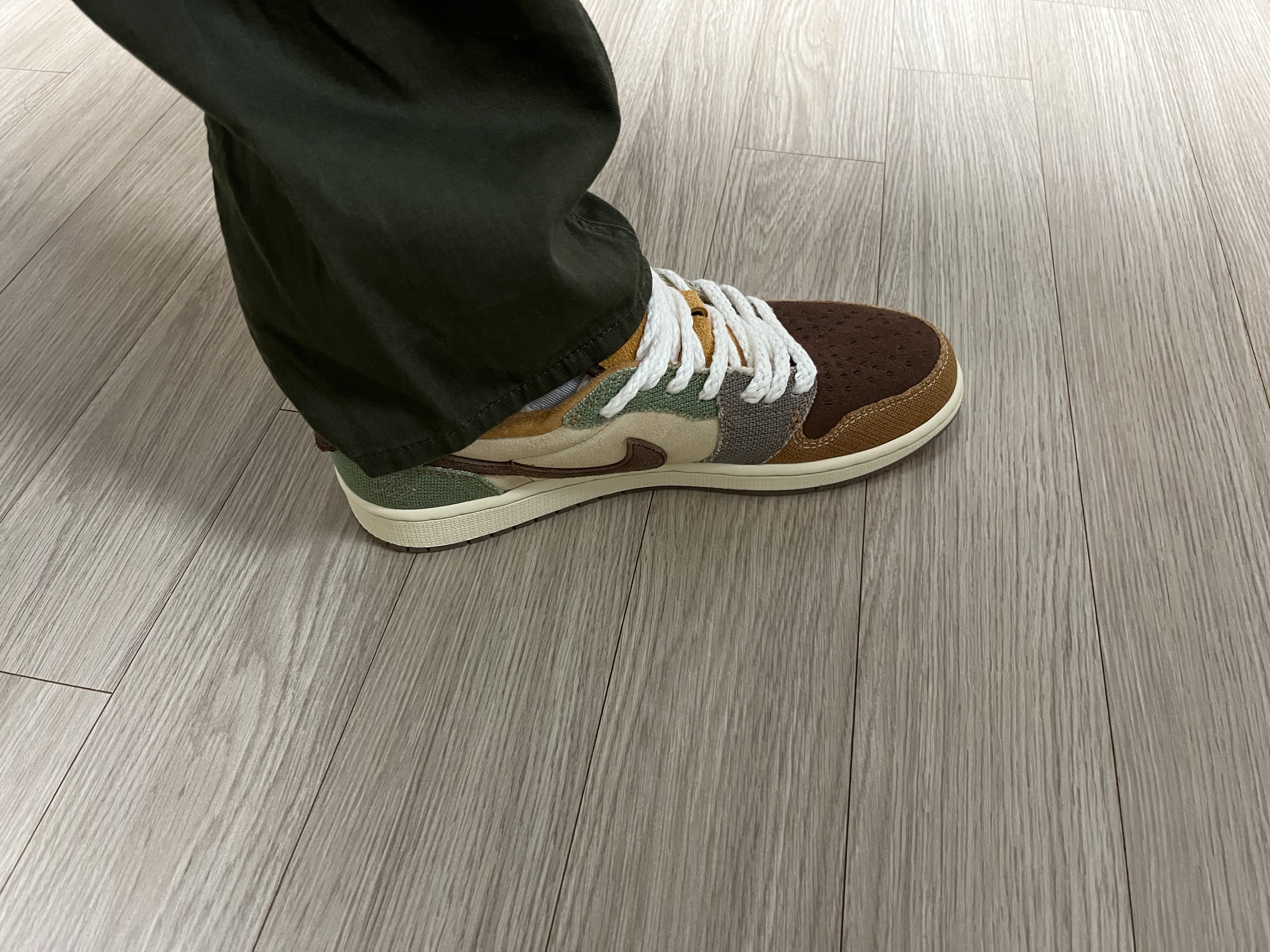 Jordan 1 x Zion Williamson Retro Low OG Flax and Oil Green 착용 스타일 - 2