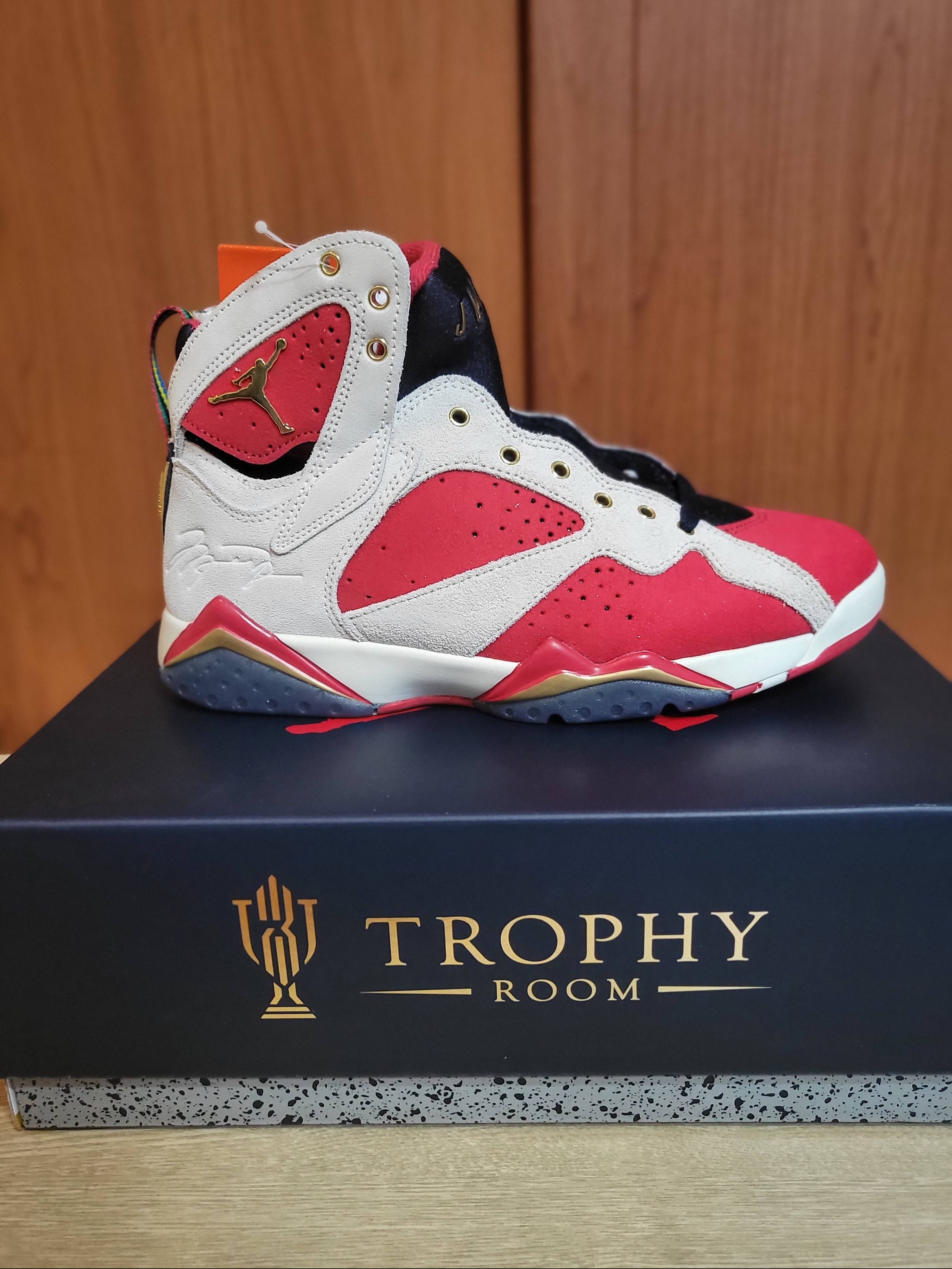 Jordan 7 x Trophy Room Retro SP True Red and Obsidian 착용 스타일