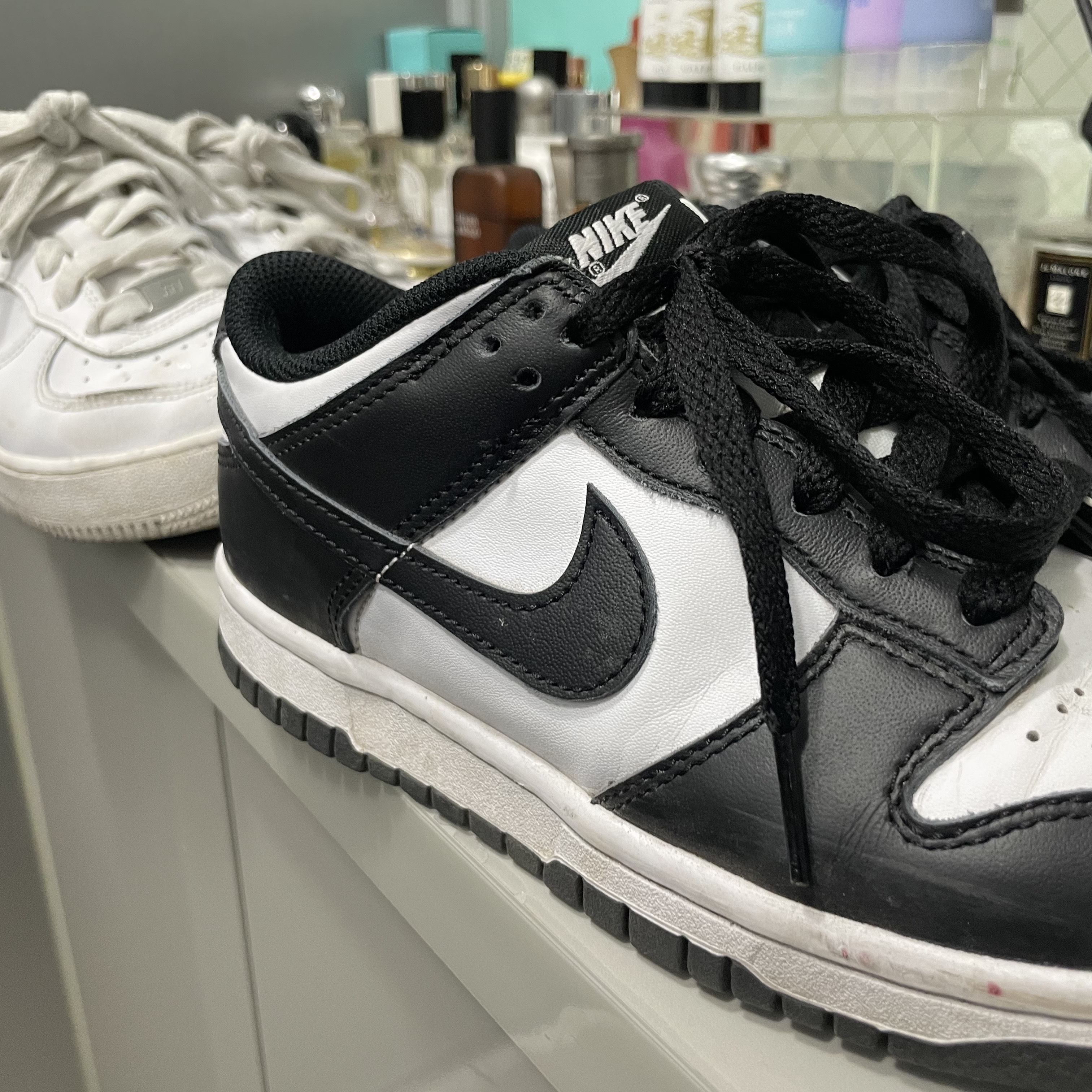 Nike Dunk Low Retro Black, (W) Nike Air Force 1 '07 Low White 착용 스타일