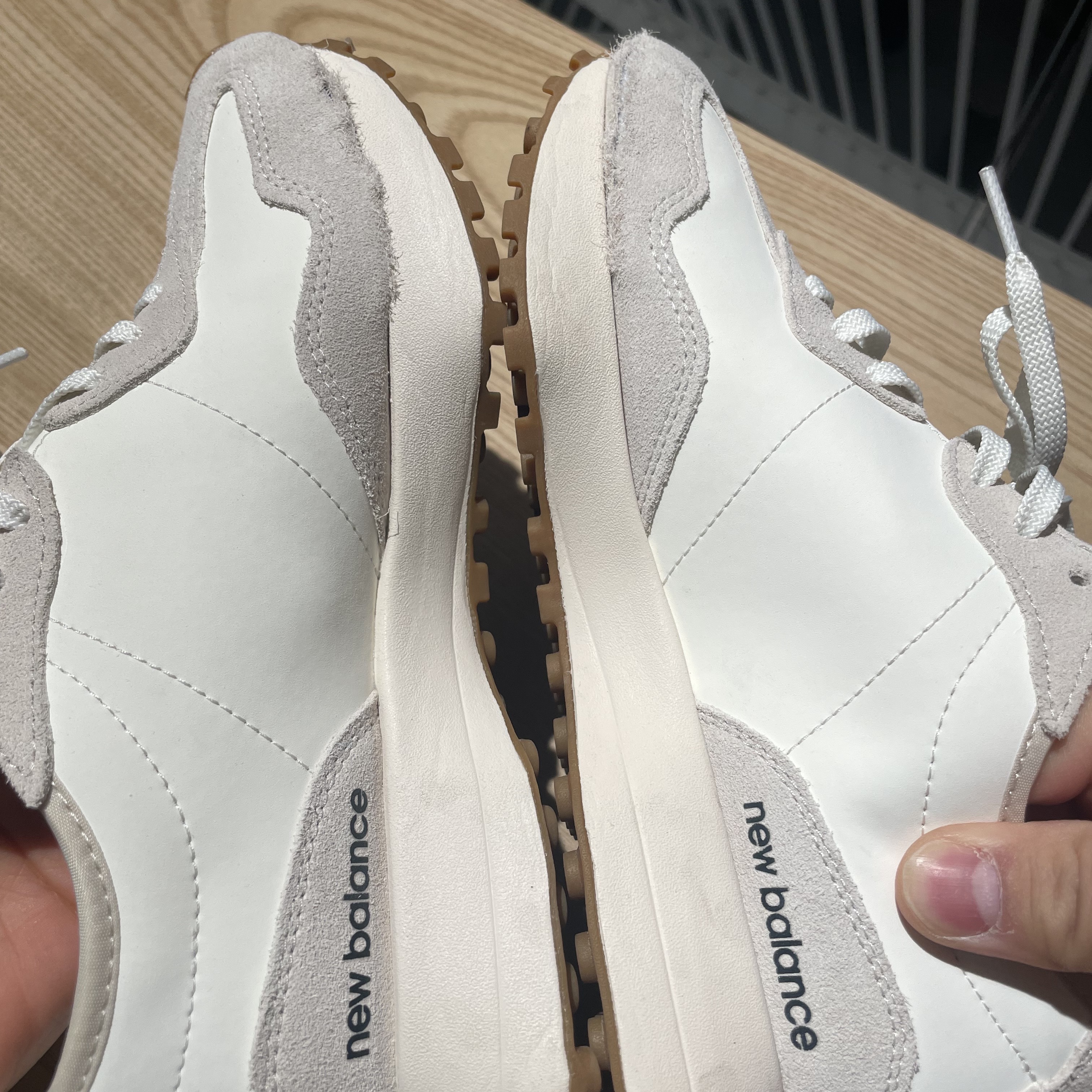 (W) New Balance 327 Beige Gum 착용 스타일 - 3