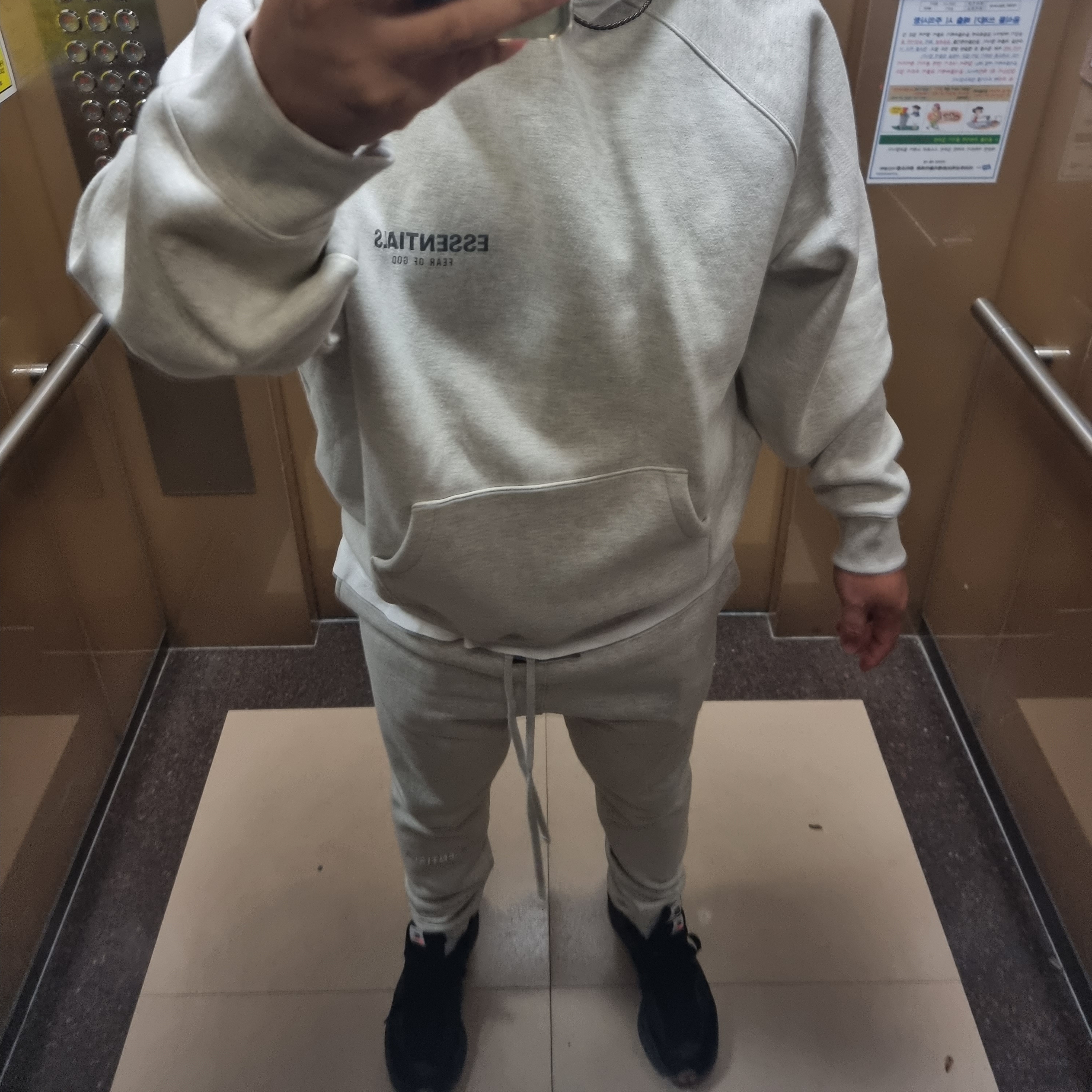 Nike x Sacai VaporWaffle Black and Gum, Essentials The Core Collection Pullover Hoodie Oatmeal 착용 스타일 - 1