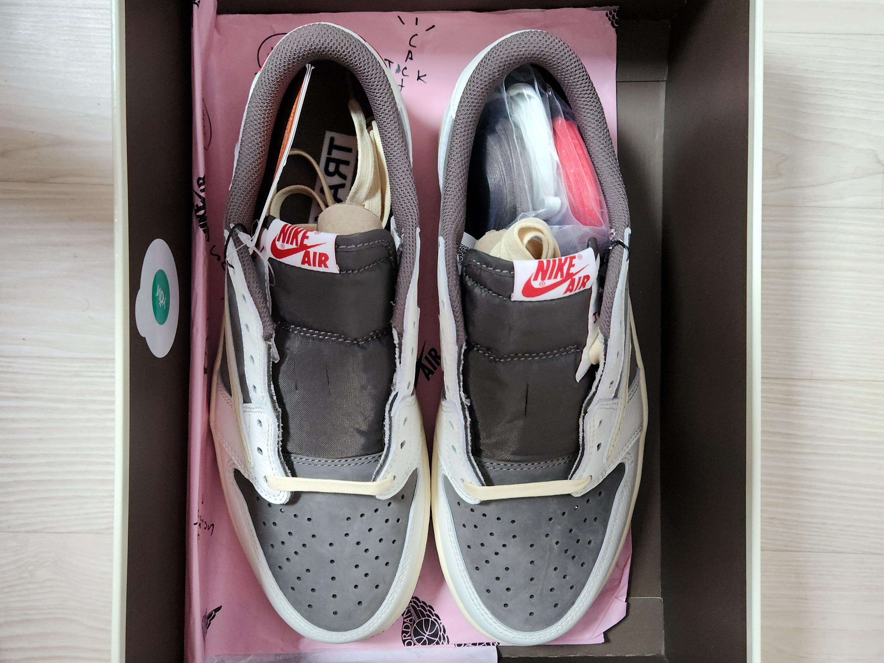 Jordan 1 x Travis Scott Retro Low OG SP Sail and Ridgerock 착용 스타일 - 4