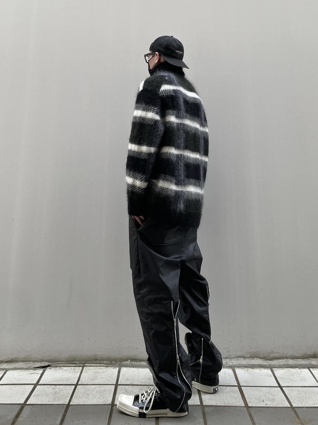 Converse x Drkshdw Turbodrk Chuck 70 Hi Black Lacquered Denim, Essentials x New Era Retro Crown Strapback Black 착용 스타일 - 4