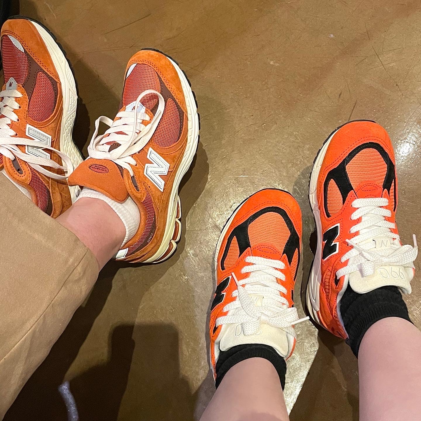 New Balance 2002R Rust Oxide, New Balance 990v2 Made in USA Marigold Black 착용 스타일 - 1