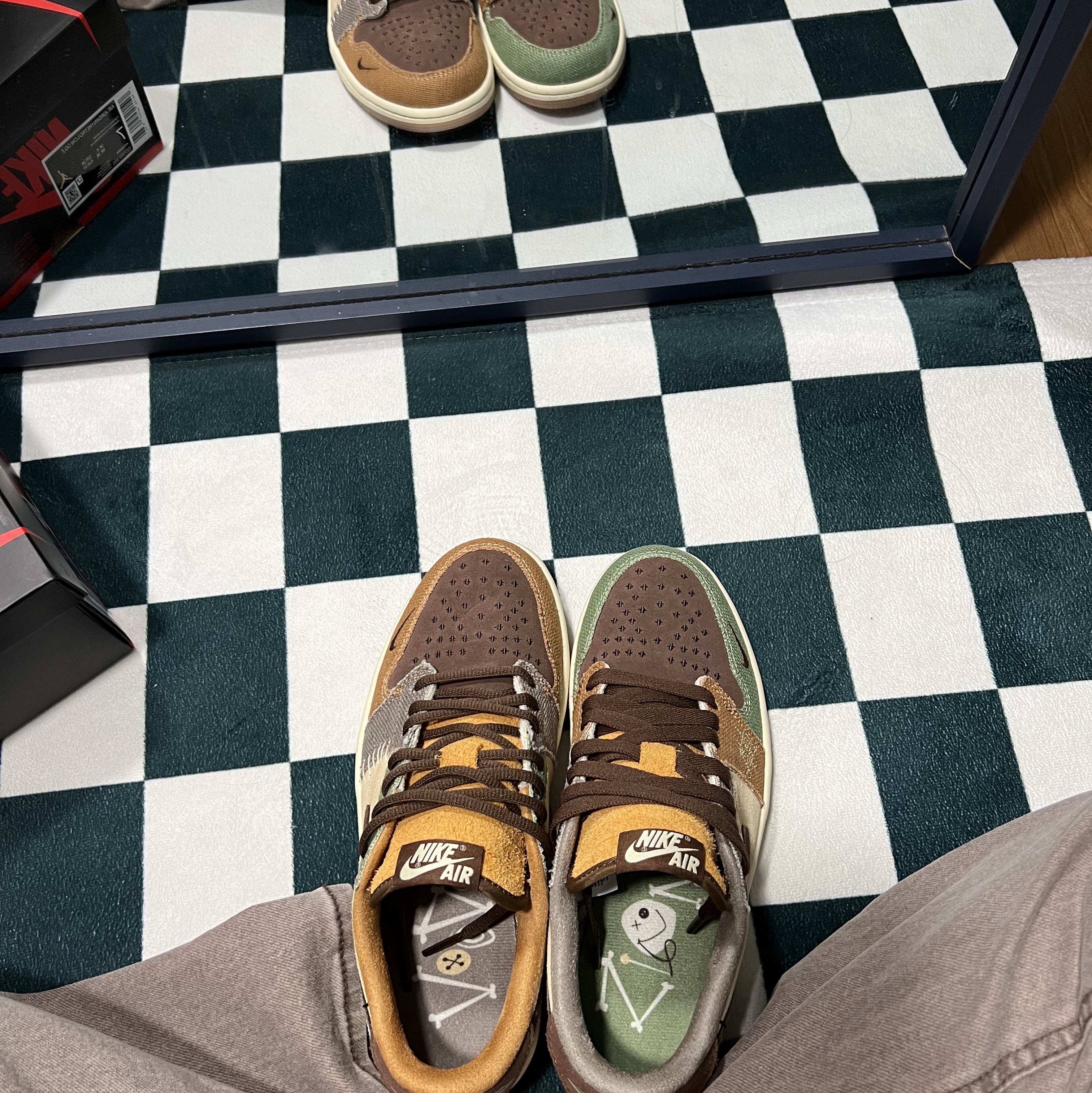 Jordan 1 x Zion Williamson Retro Low OG Flax and Oil Green 착용 스타일 - 3