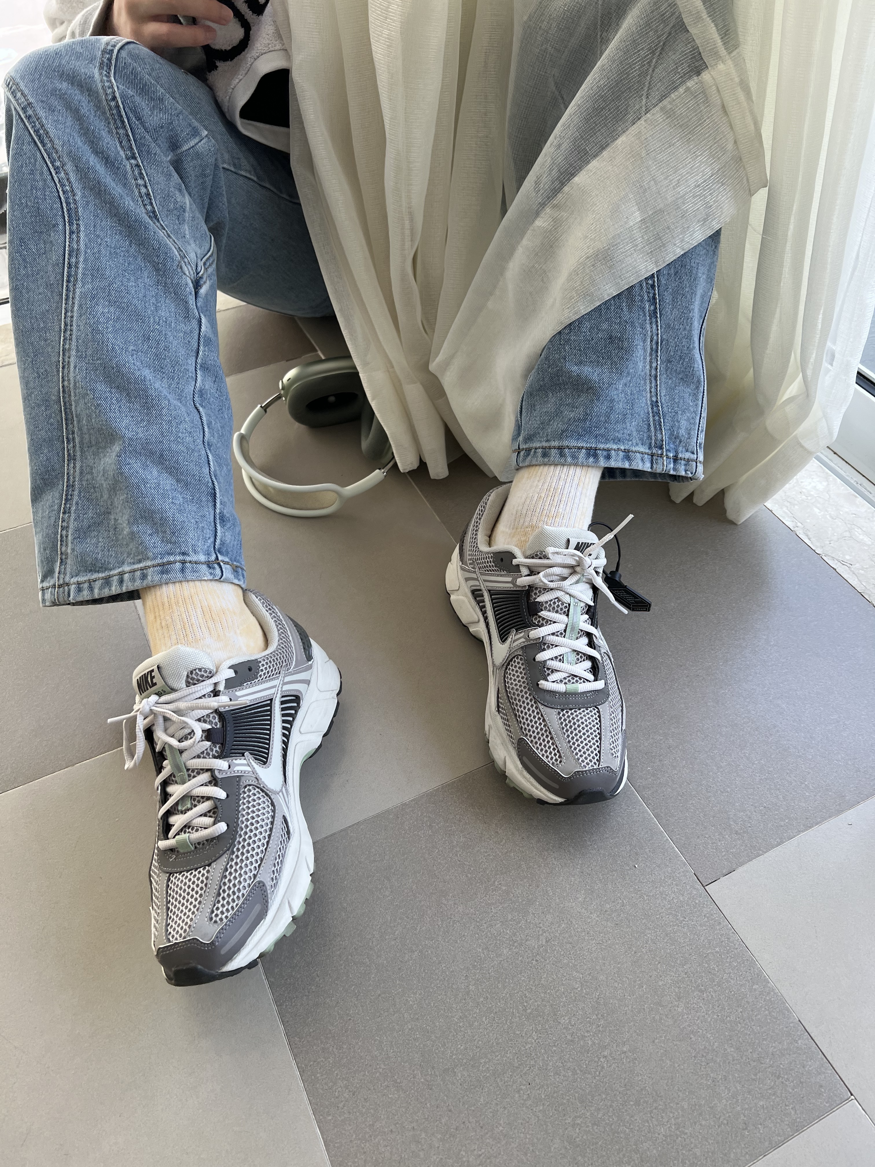 (W) Nike Zoom Vomero 5 Cobblestone and Flat Pewter 착용 스타일 - 2