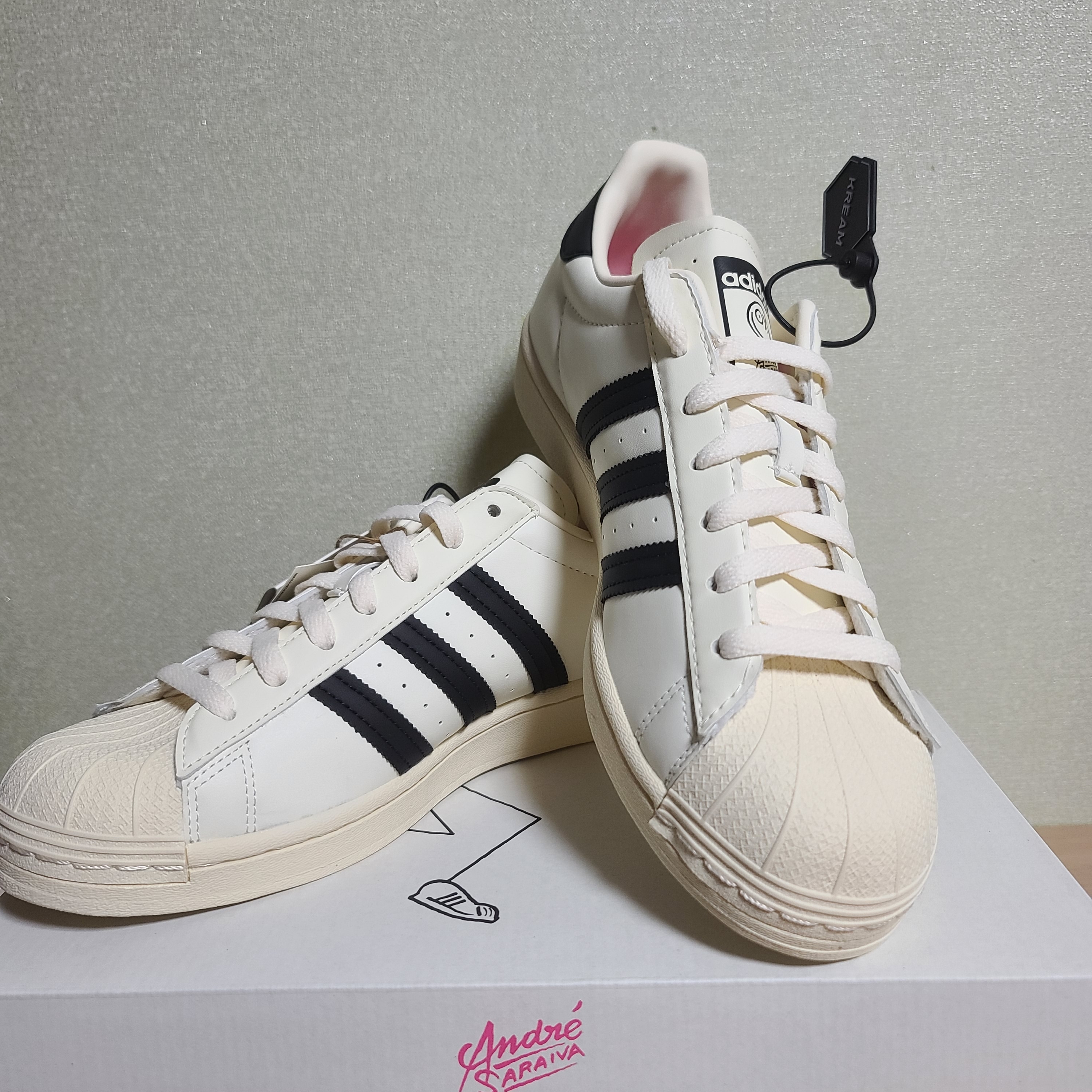 Adidas x Andre Saraiva Superstar Cream White Core Black 착용 스타일 - 2