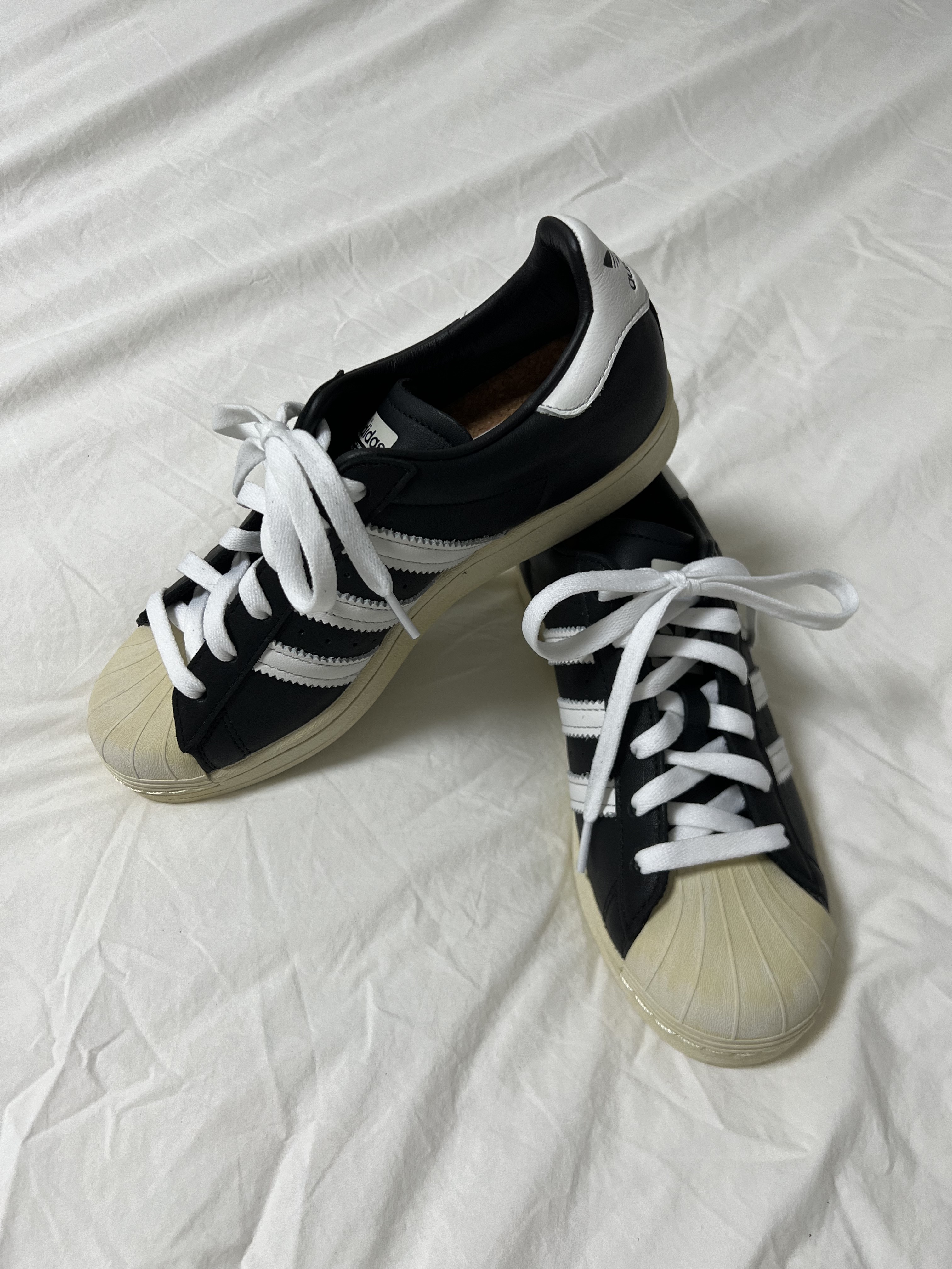 Adidas Superstar Premium Black White 착용 스타일 - 1