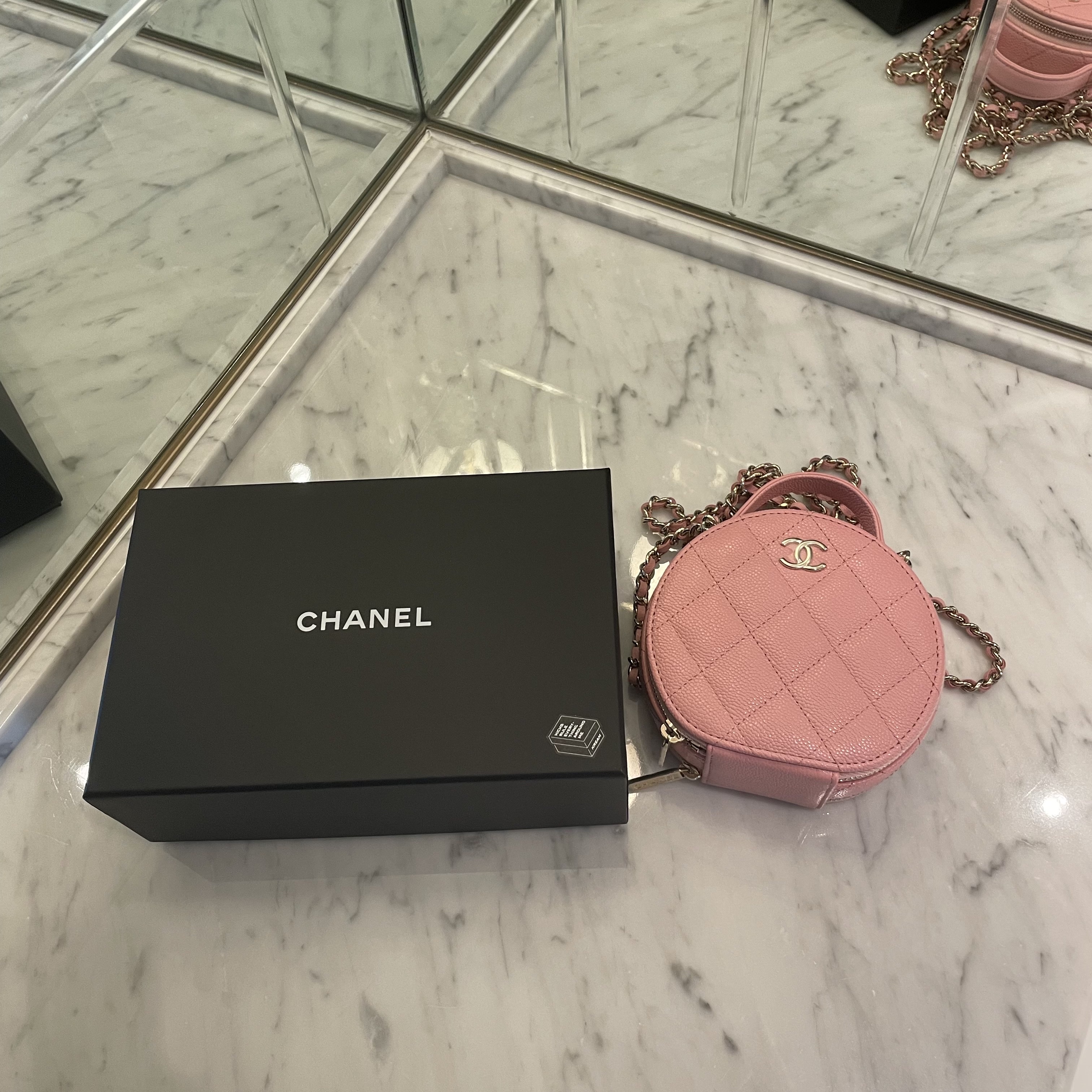 Chanel Small Vanity With Chain Grained Calfskin & Gold Pink 착용 스타일 - 2