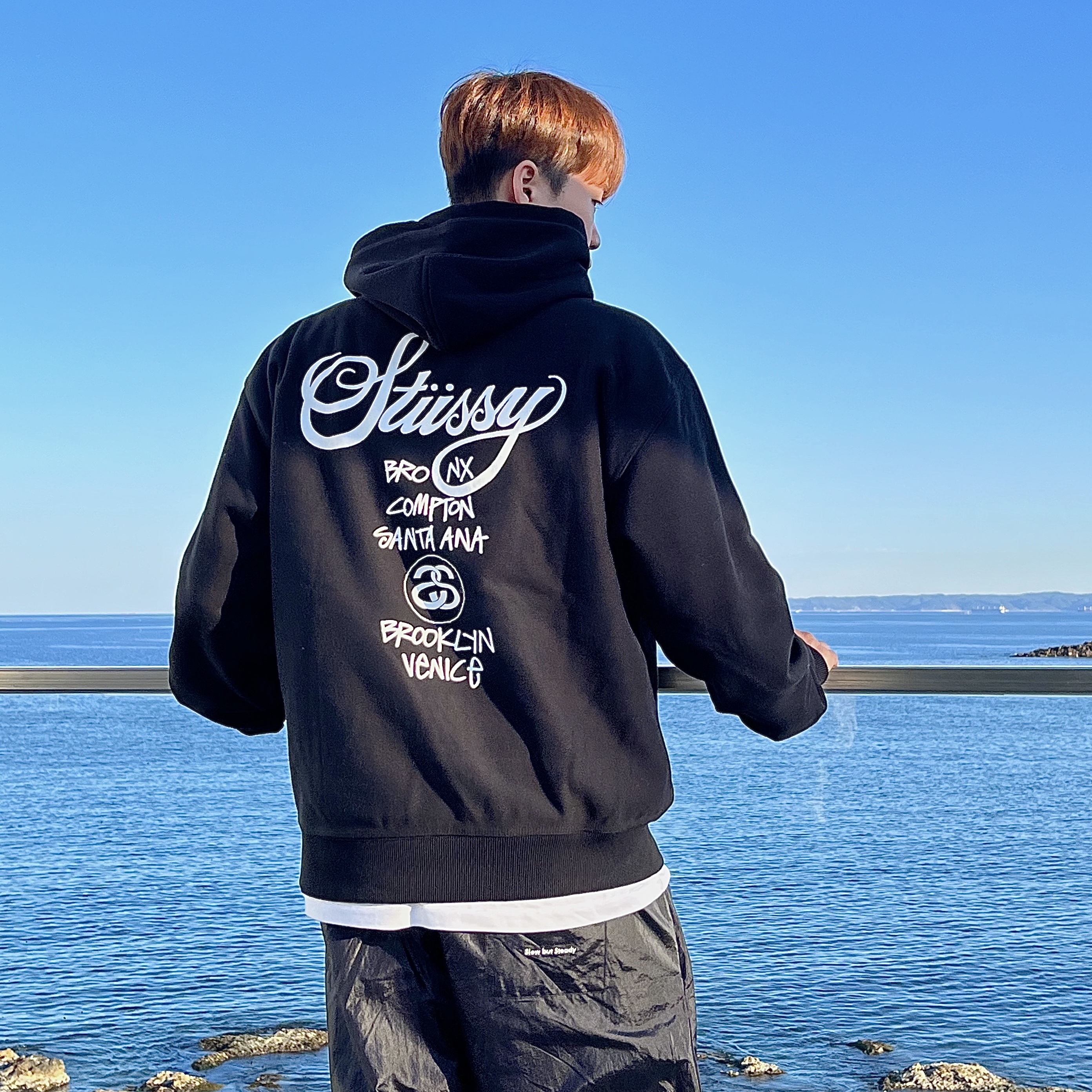 Stussy World Tour Hoodie Black 2022, Jordan 1 Low SE Chocolate Bliss 착용 스타일 - 2