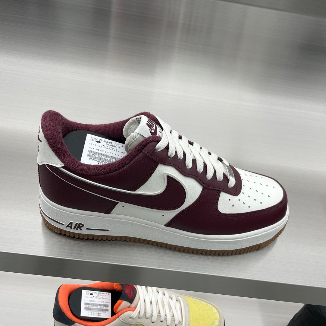 Nike Air Force 1 '07 LV8 Night Maroon 착용 스타일