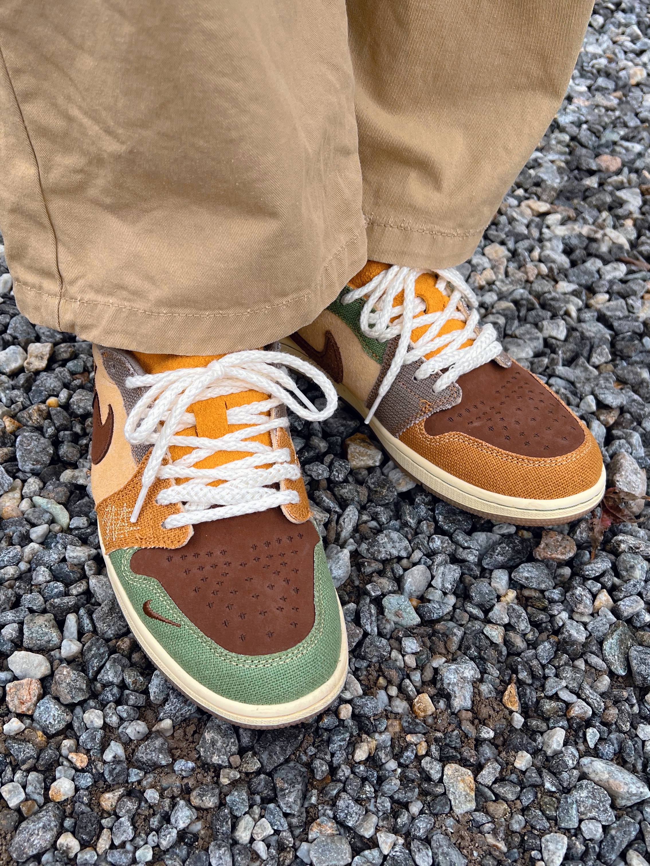 Jordan 1 x Zion Williamson Retro Low OG Flax and Oil Green 착용 스타일 - 1
