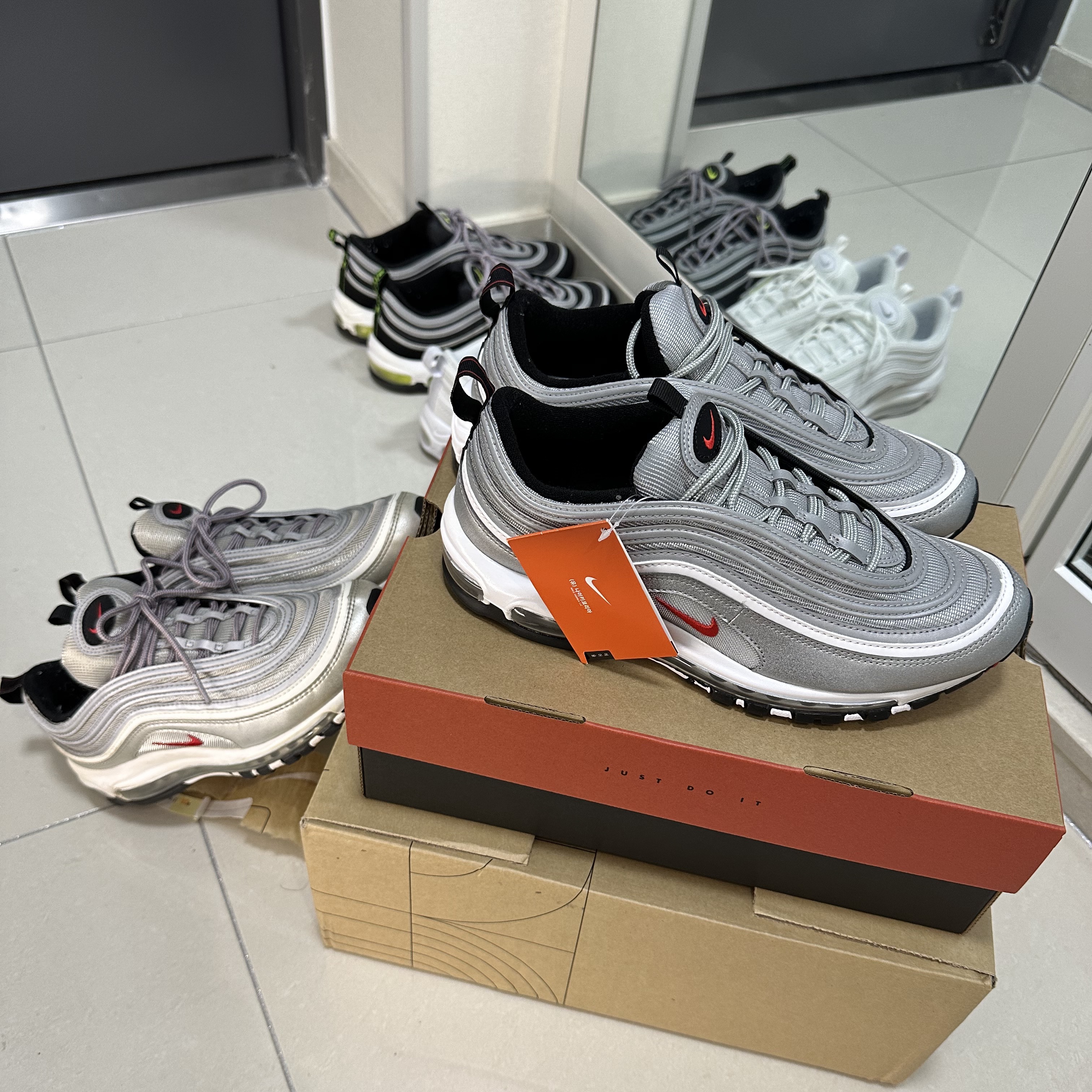 Nike Air Max 97 OG Silver Bullet 2022, Nike Air Max 97 Triple White Wolf Grey 착용 스타일
