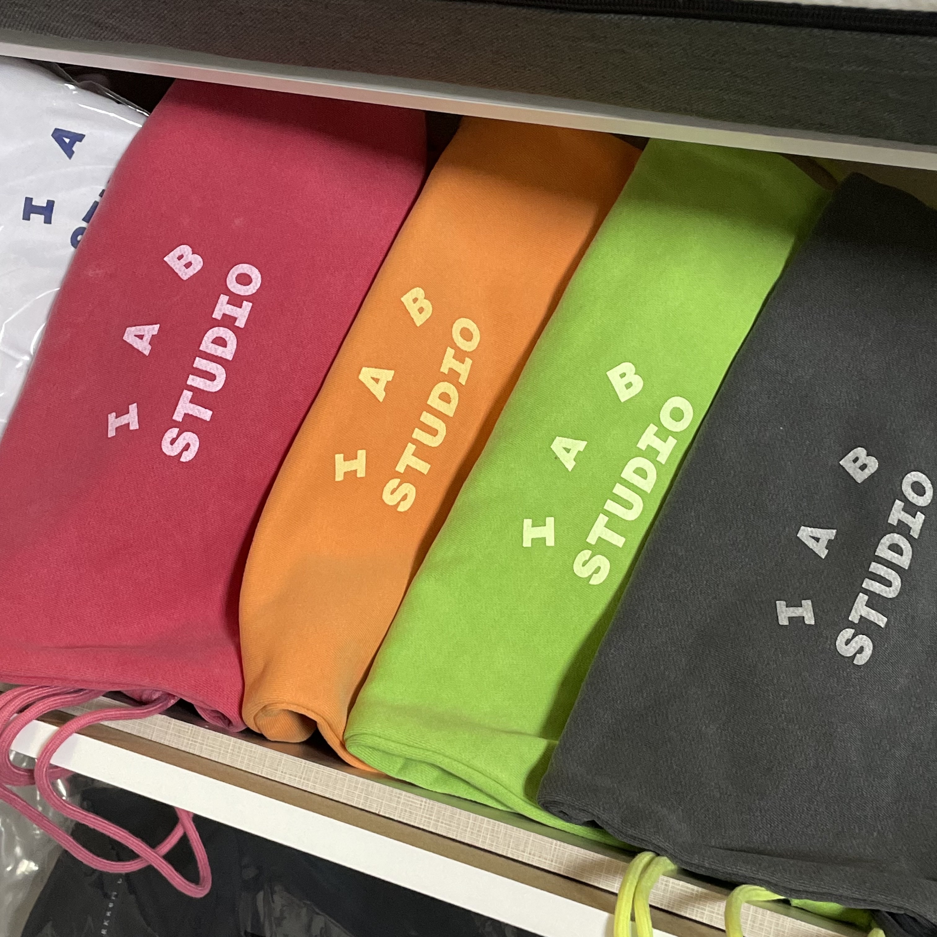 IAB Studio Pigment Hoodie & Sack Black, IAB Studio Pigment Hoodie & Sack Coral 착용 스타일