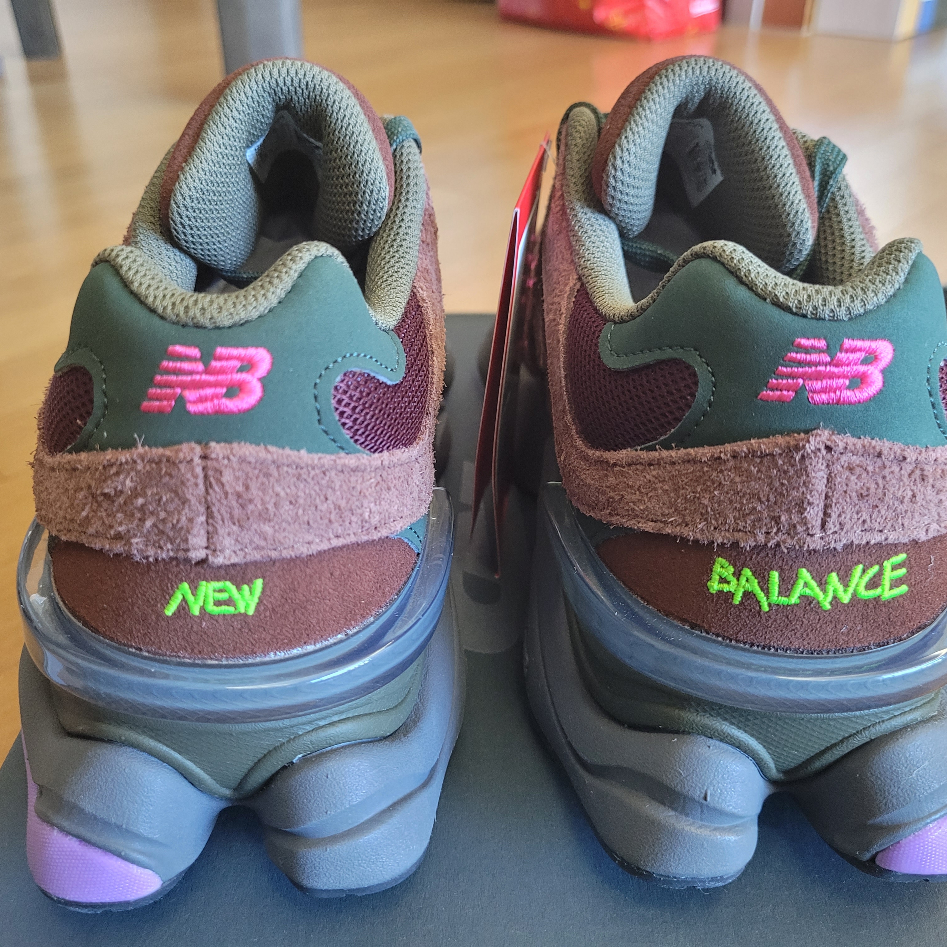 New Balance 9060 Burgundy 착용 스타일 - 3
