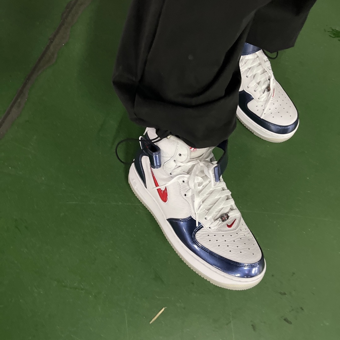 Nike Air Force 1 Mid QS University Red and Midnight Navy 착용 스타일