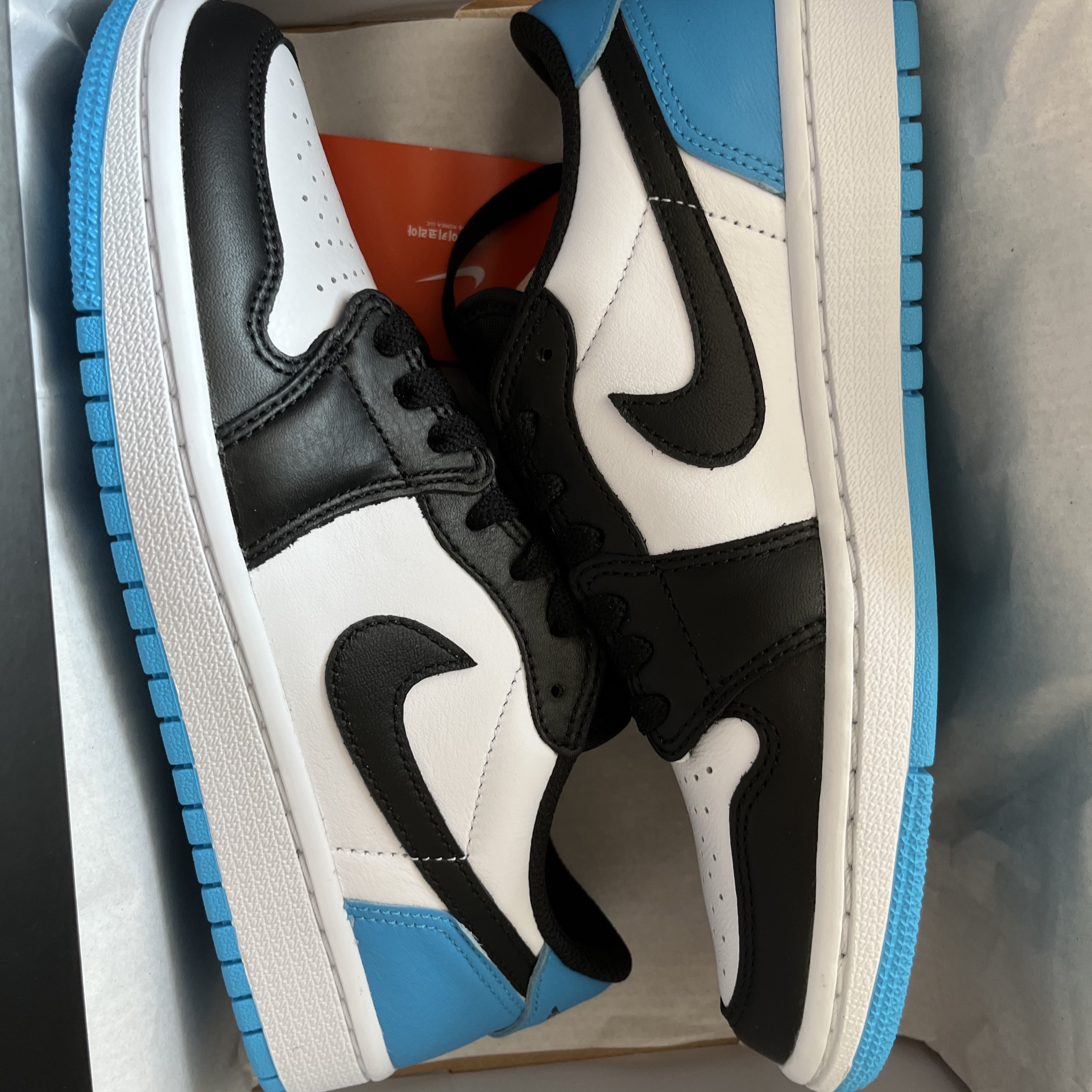 Jordan 1 Retro Low OG Black and Dark Powder Blue 착용 스타일