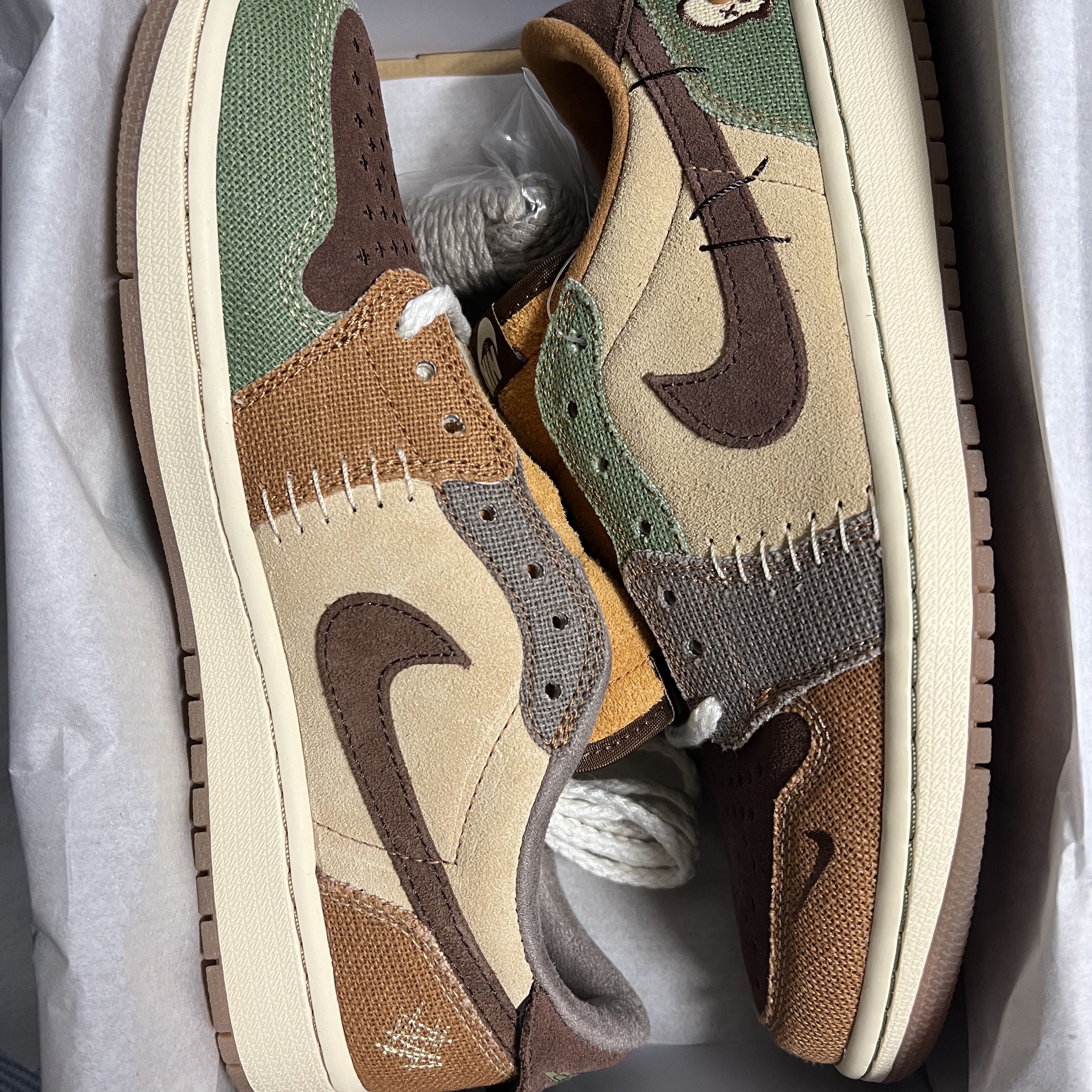 Jordan 1 x Zion Williamson Retro Low OG Flax and Oil Green 착용 스타일 - 1