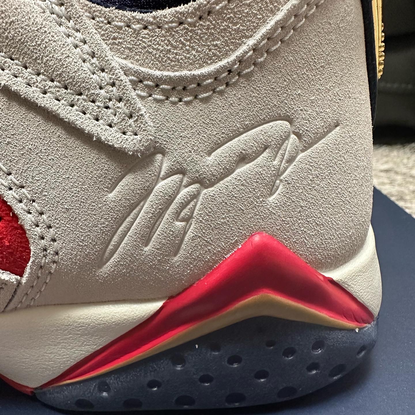 Jordan 7 x Trophy Room Retro SP True Red and Obsidian 착용 스타일 - 3