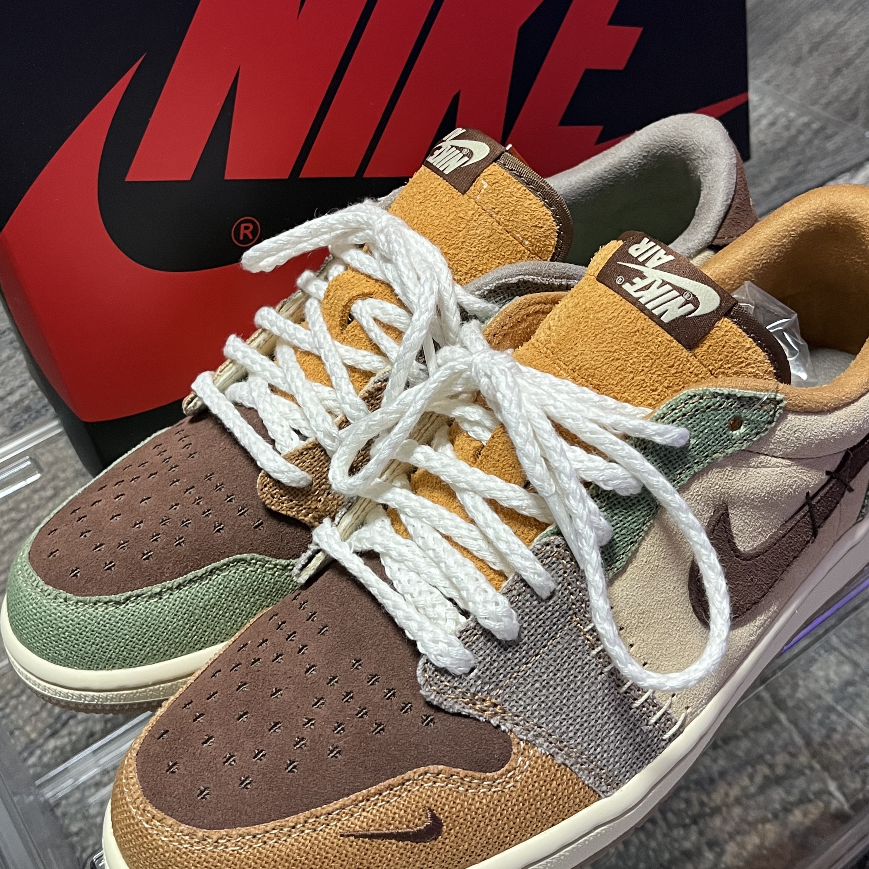 Jordan 1 x Zion Williamson Retro Low OG Flax and Oil Green 착용 스타일 - 1