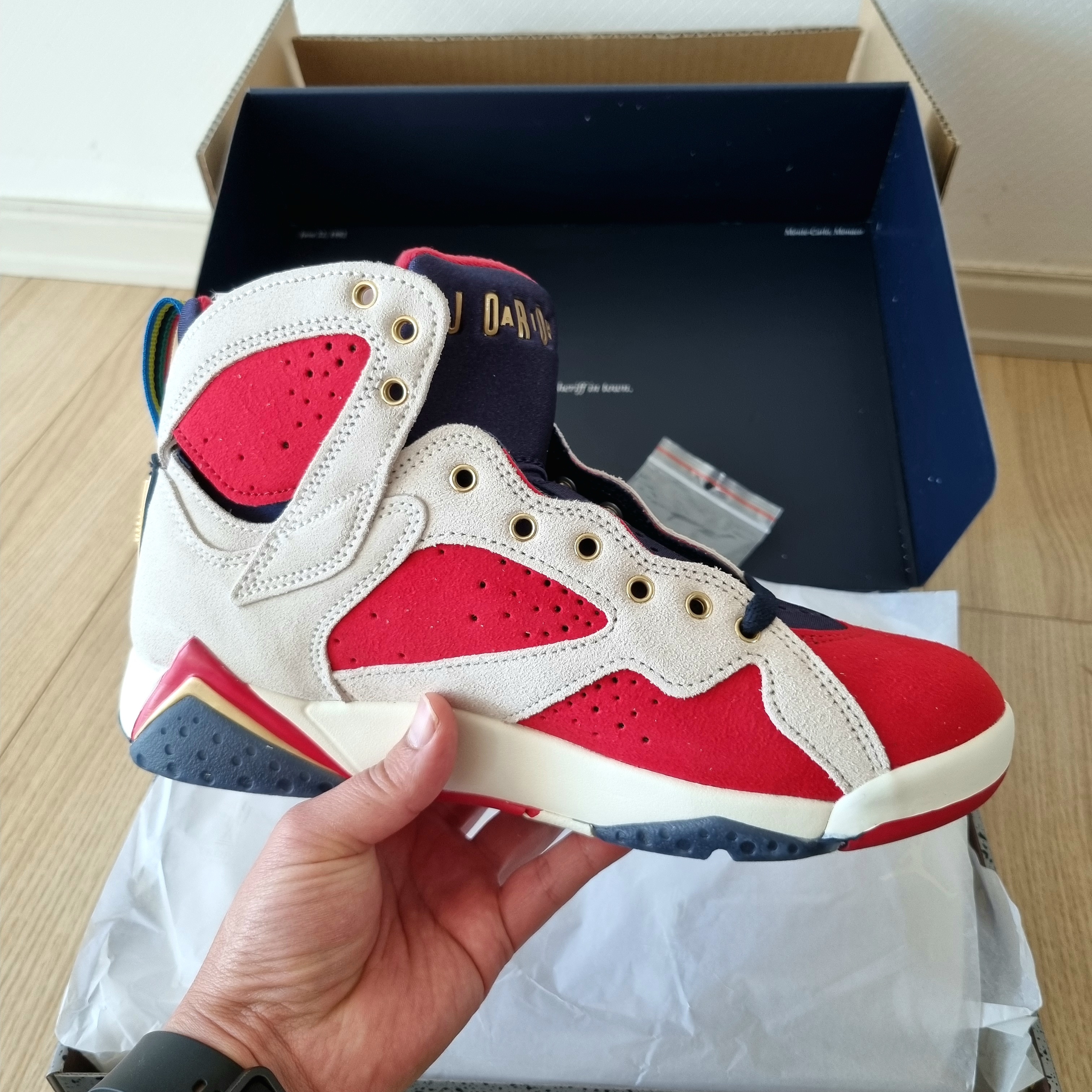 Jordan 7 x Trophy Room Retro SP True Red and Obsidian 착용 스타일 - 1