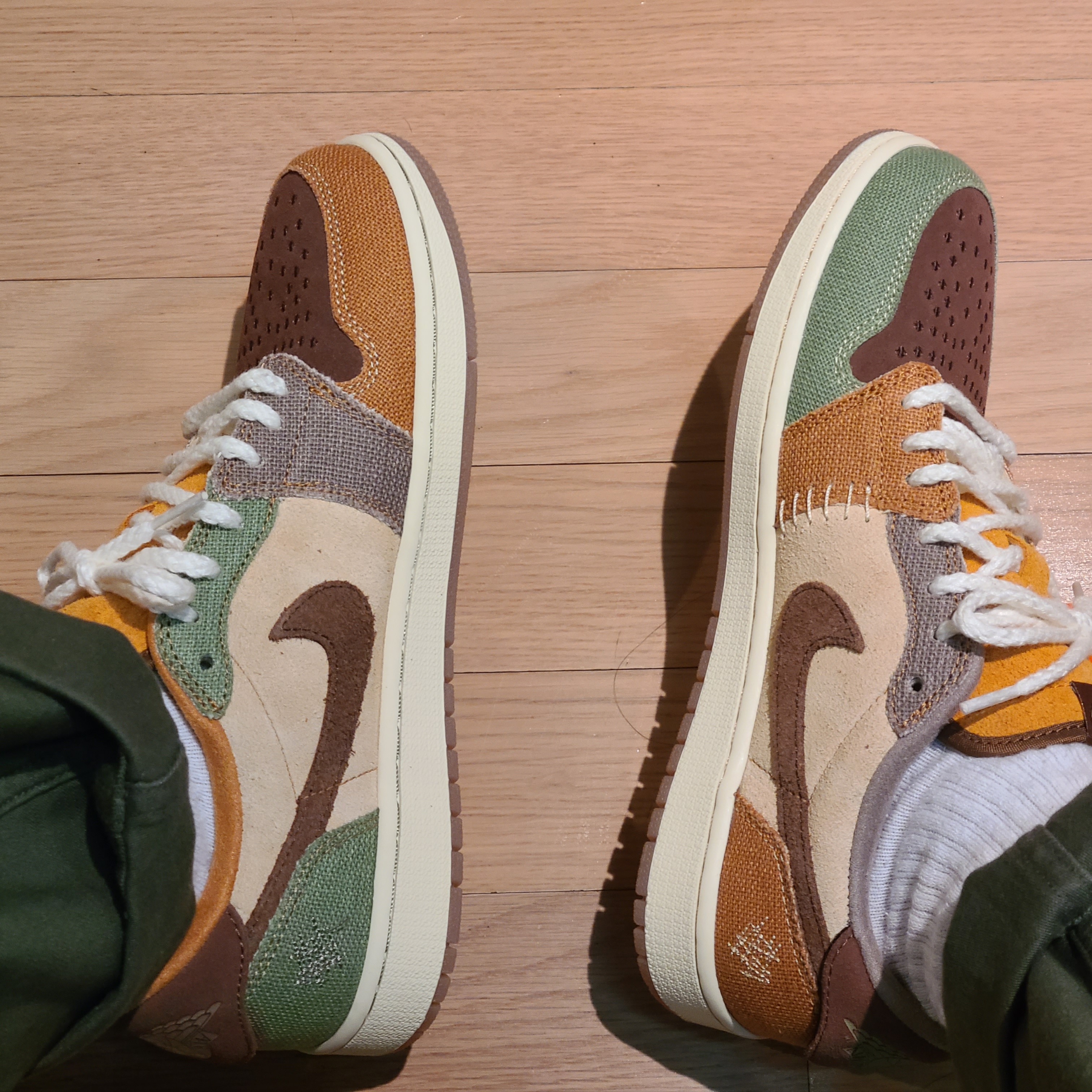 Jordan 1 x Zion Williamson Retro Low OG Flax and Oil Green 착용 스타일 - 3