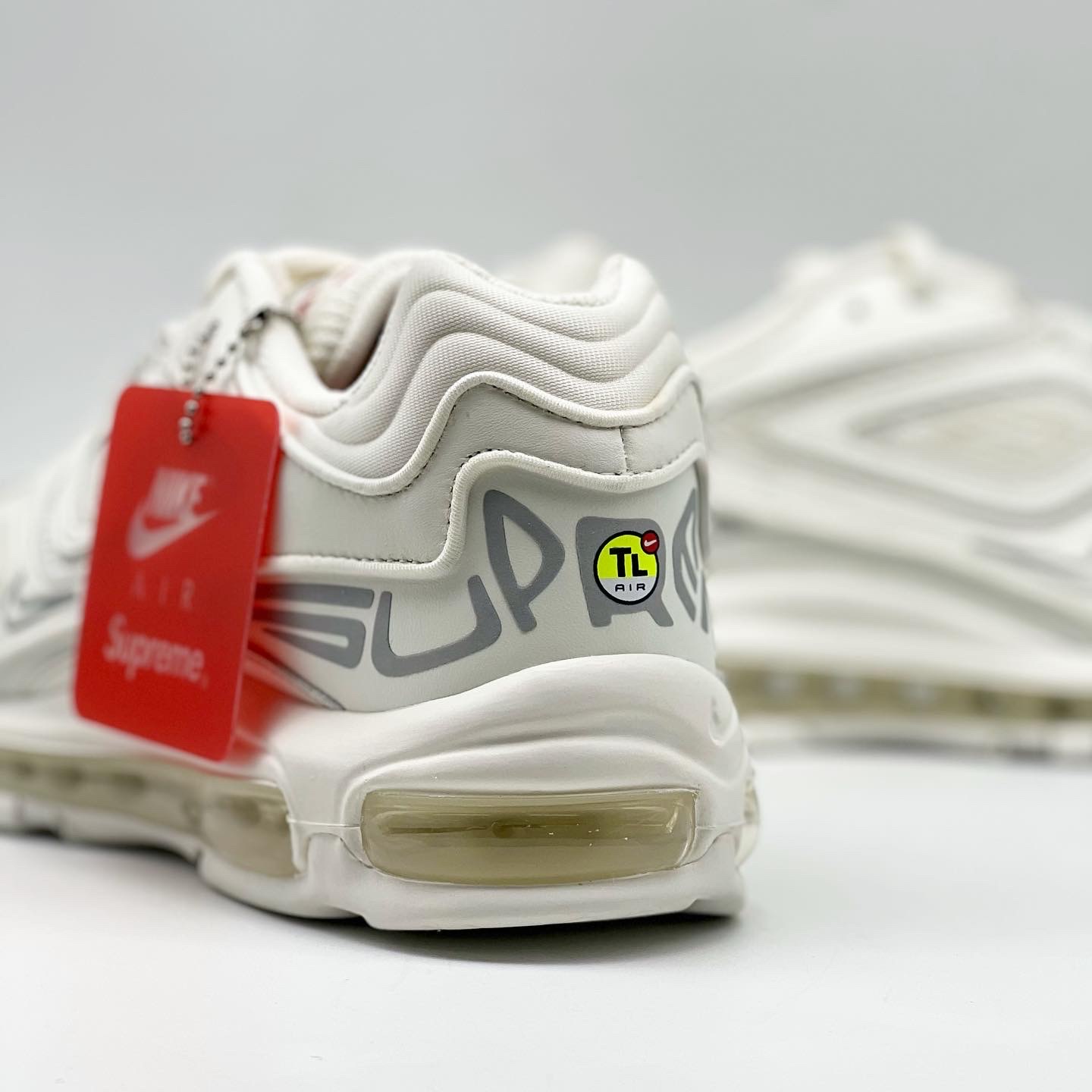 Nike x Supreme Air Max 98 TL White 착용 스타일 - 3