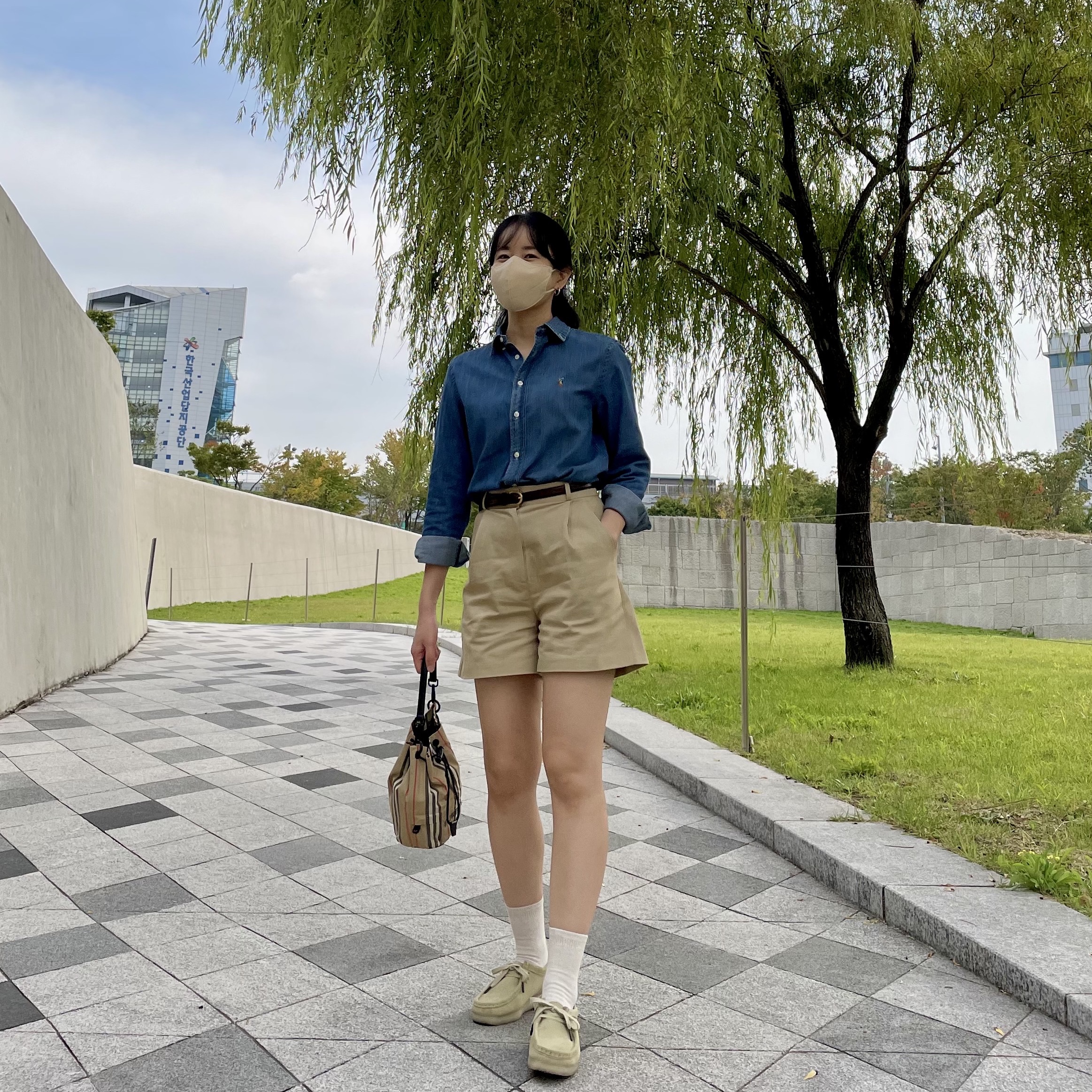 Burberry Icon Stripe Econyl Drawcord Pouch Archive Beige, (W) Clarks Wallabee Maple Suede 착용 스타일