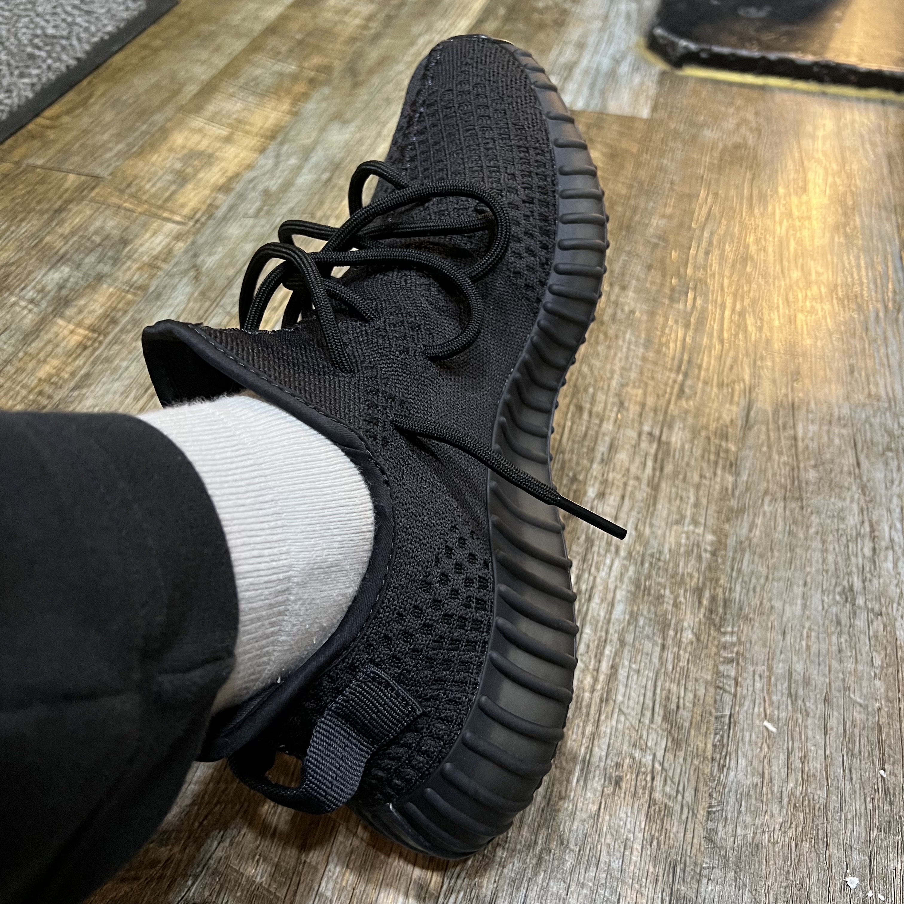 Adidas Yeezy Boost 350 V2 Onyx 착용 스타일