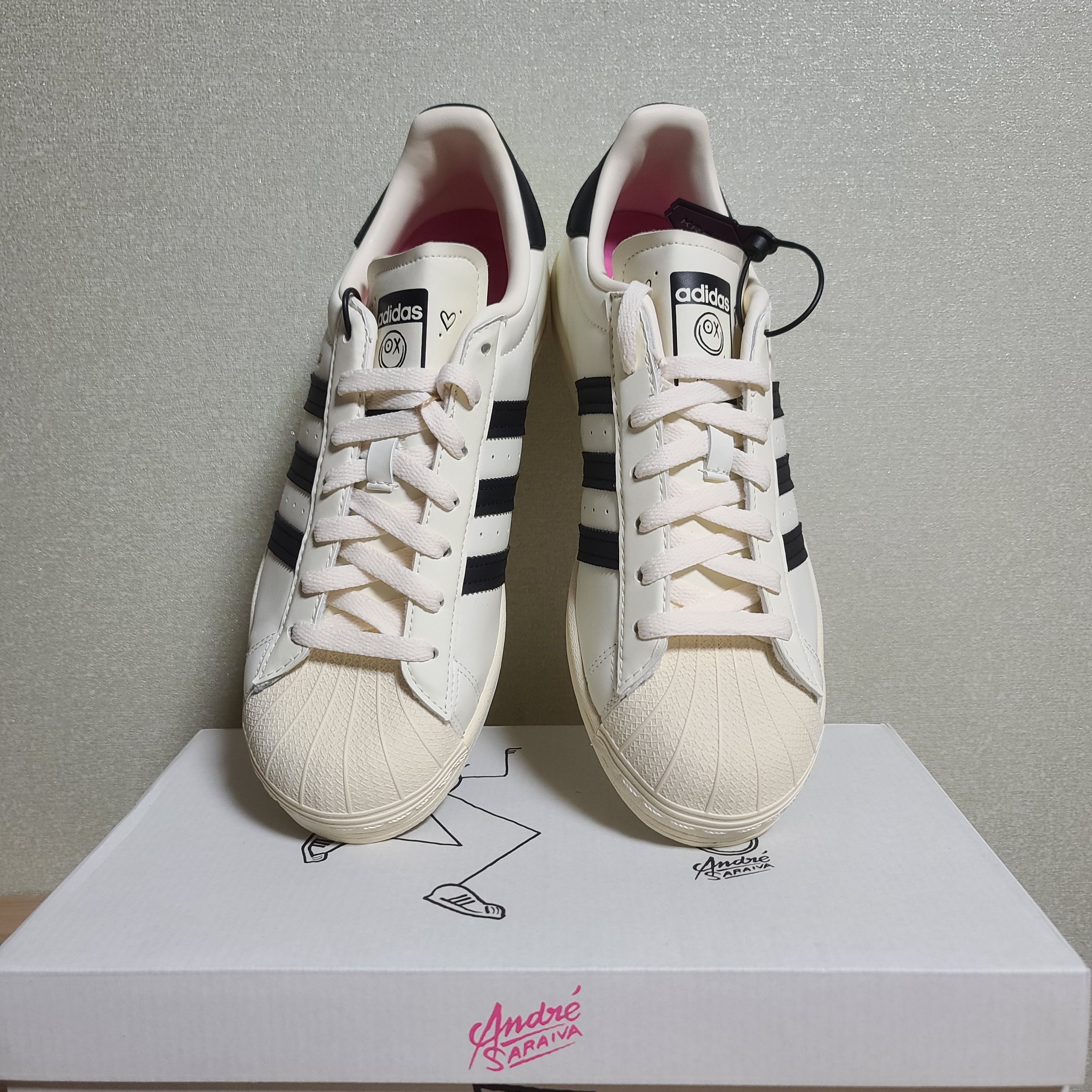 Adidas x Andre Saraiva Superstar Cream White Core Black 착용 스타일 - 3