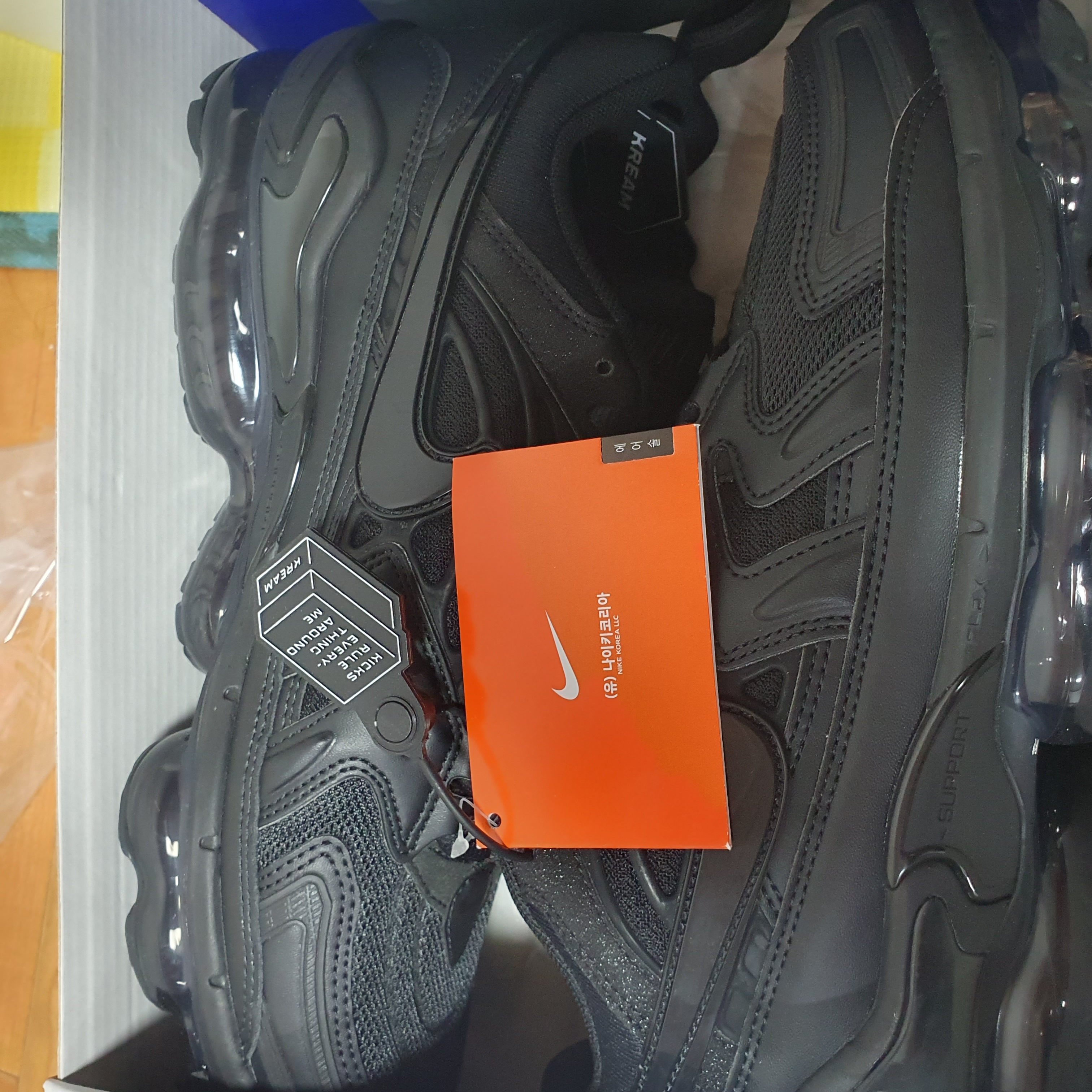 Nike Air VaporMax EVO Triple Black 착용 스타일 - 2