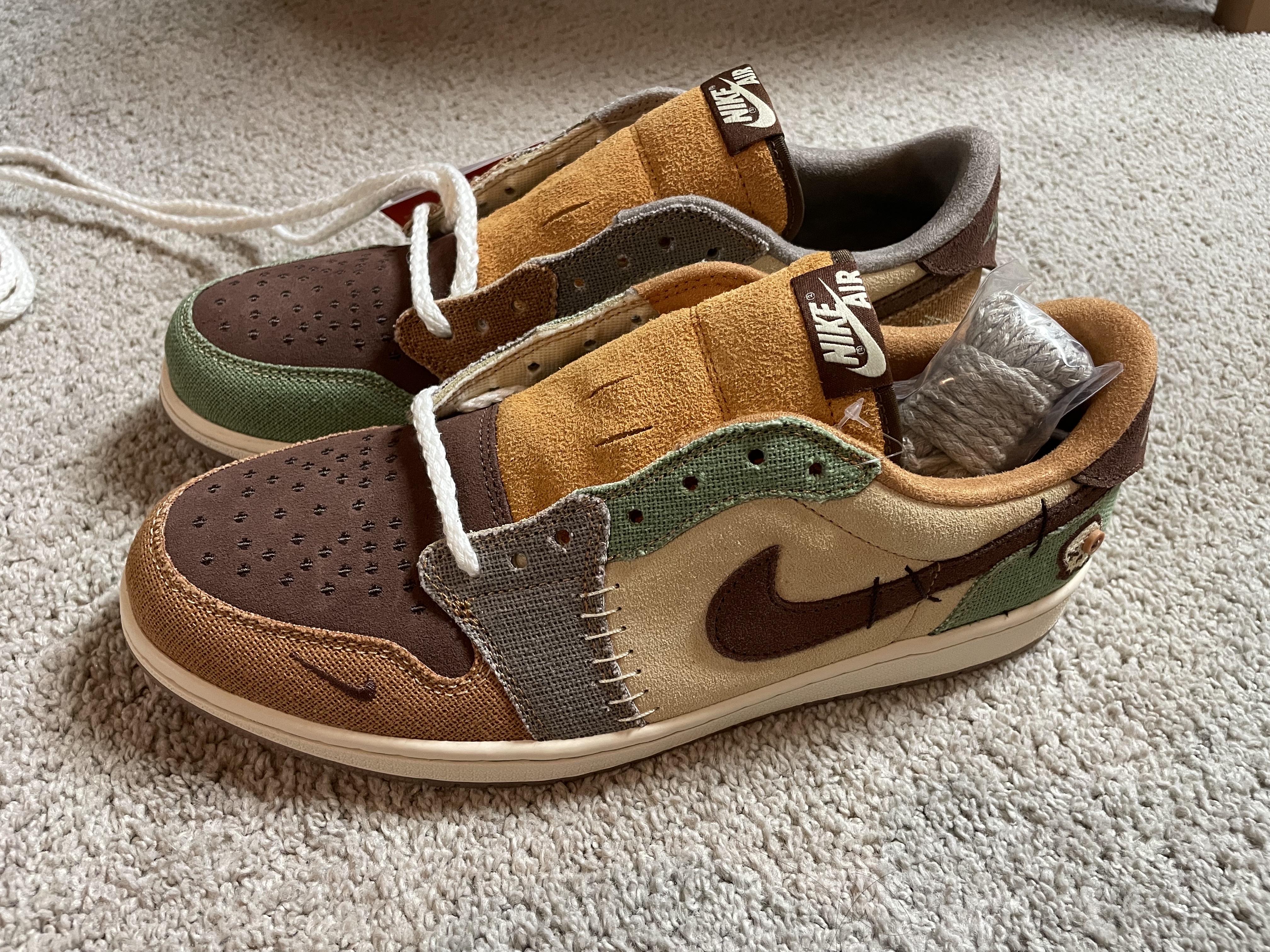 Jordan 1 x Zion Williamson Retro Low OG Flax and Oil Green 착용 스타일 - 1