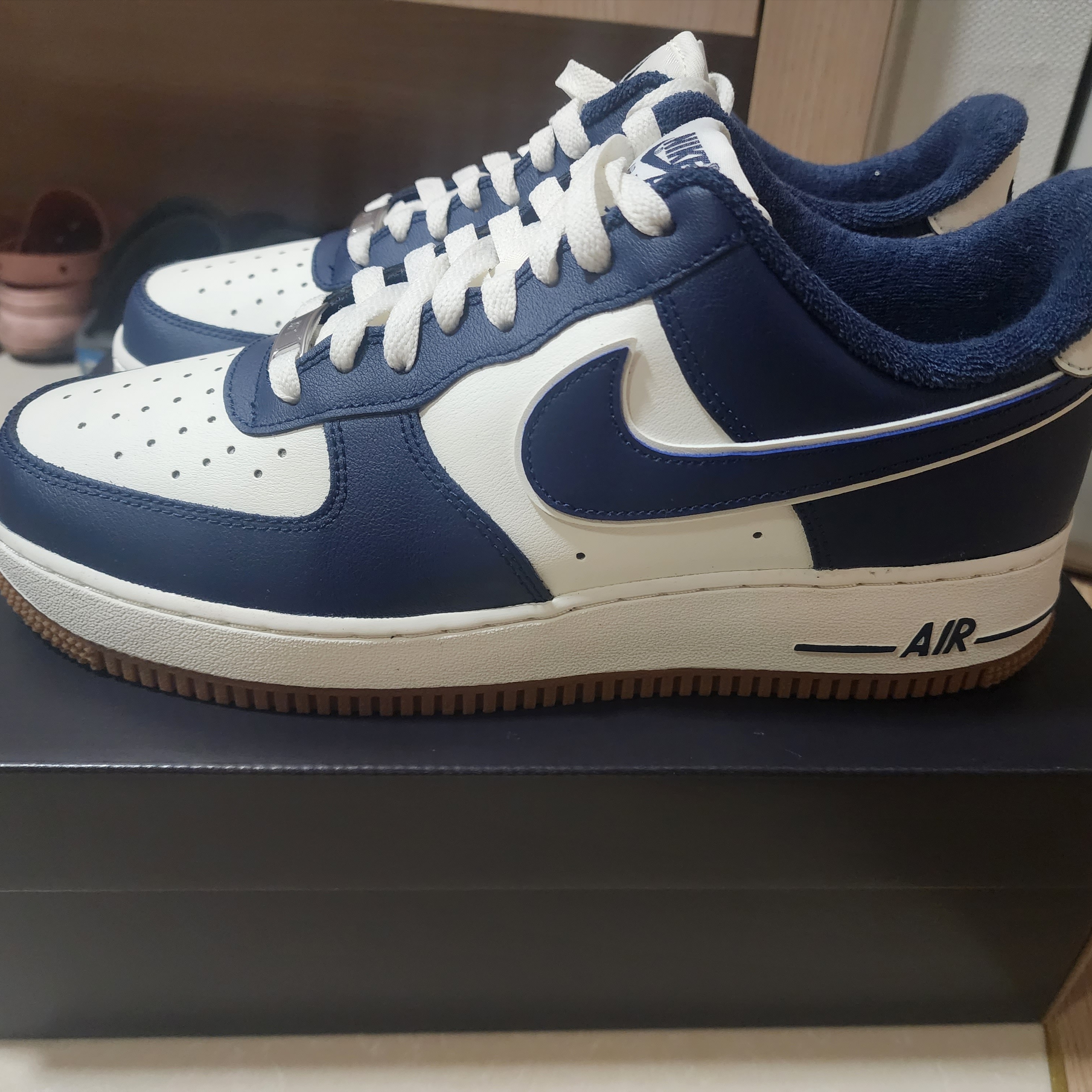 Nike Air Force 1 '07 LV8 Midnight Navy 착용 스타일