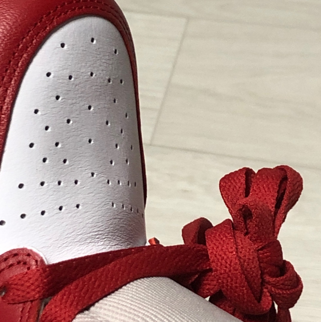 (W) Jordan 1 Retro High OG Varsity Red 착용 스타일 - 2