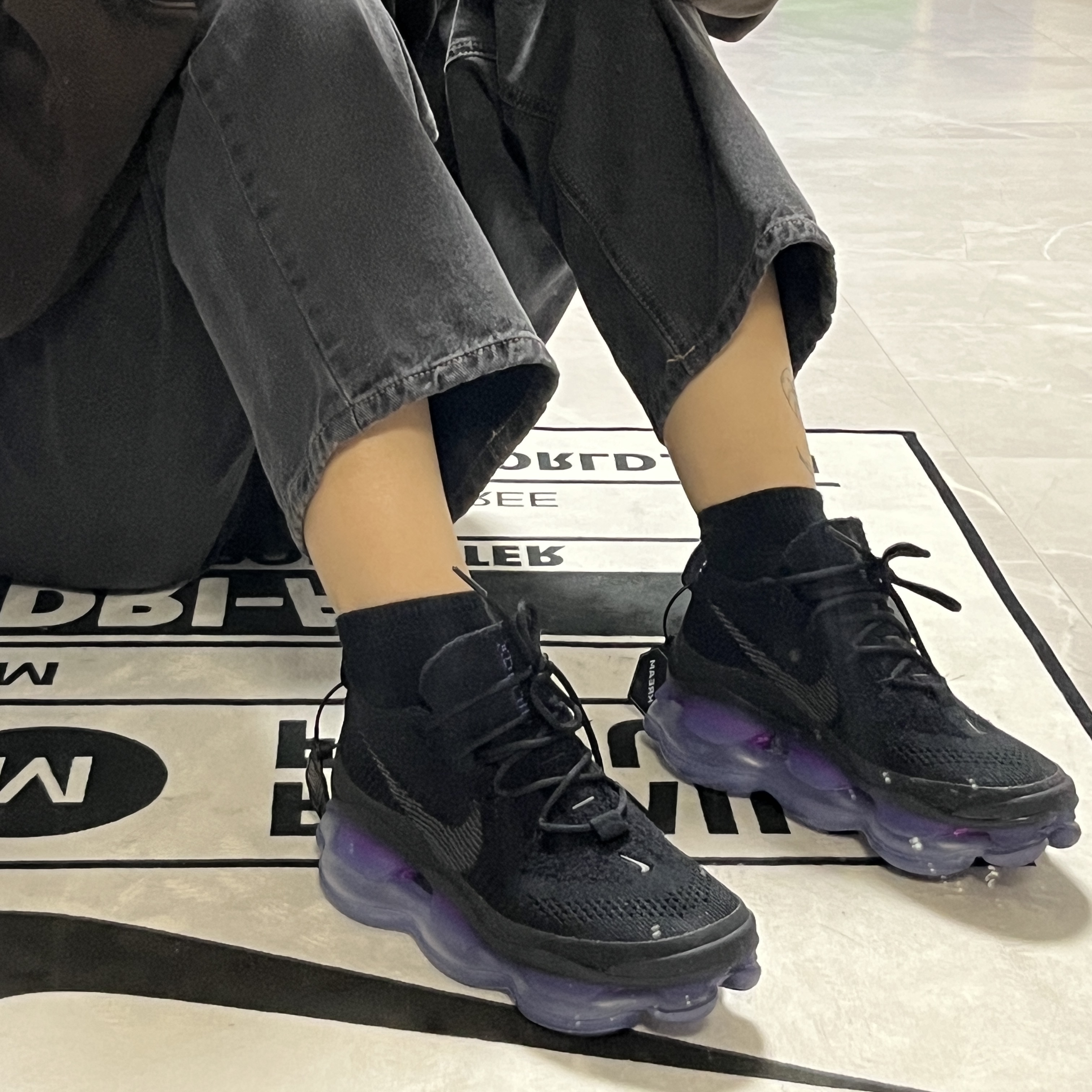 (W) Nike Air Max Scorpion Flyknit Black and Persian Violet 착용 스타일 - 5