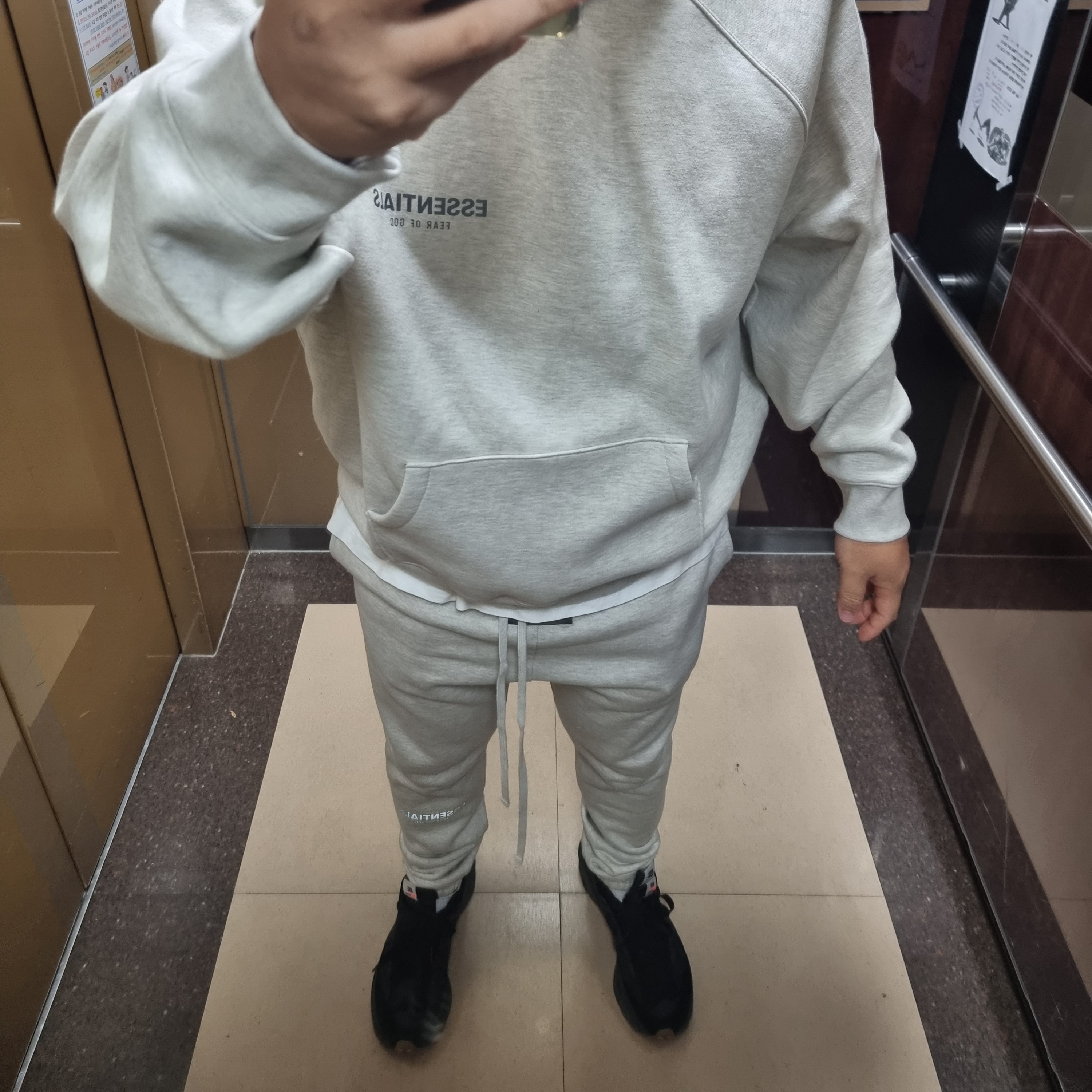 Nike x Sacai VaporWaffle Black and Gum, Essentials The Core Collection Pullover Hoodie Oatmeal 착용 스타일 - 2