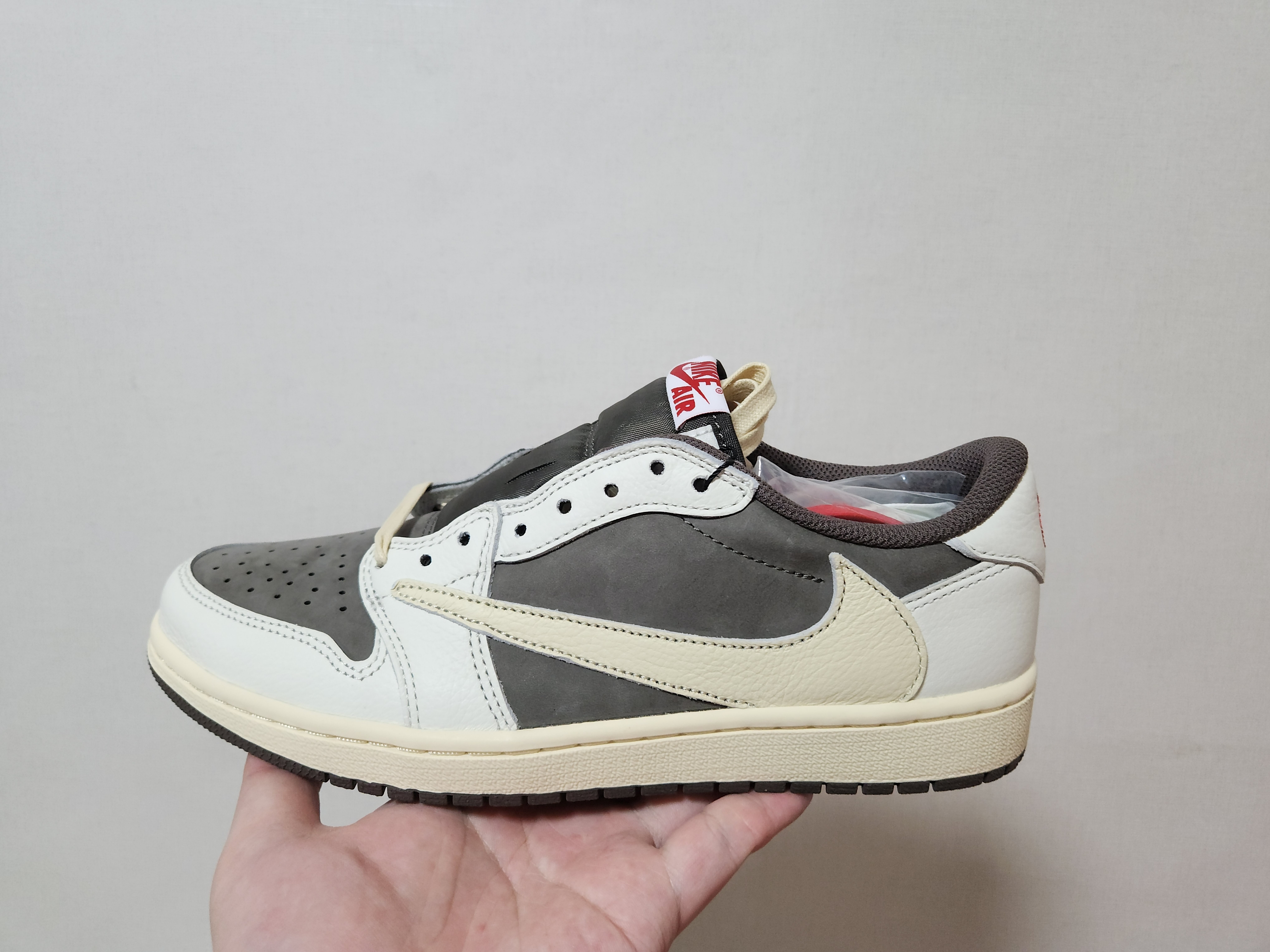 Jordan 1 x Travis Scott Retro Low OG SP Sail and Ridgerock 착용 스타일 - 3