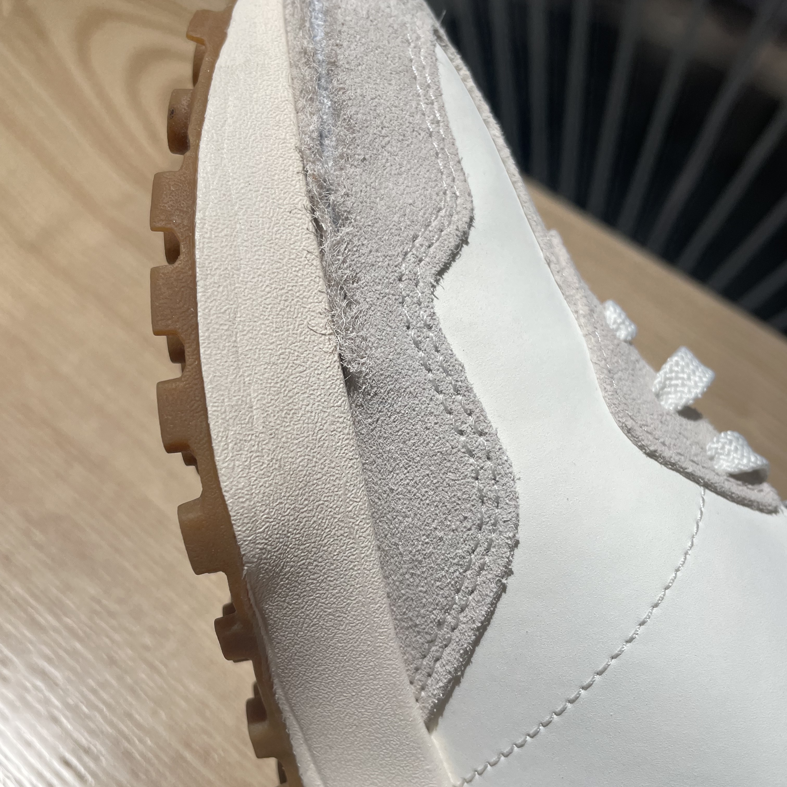 (W) New Balance 327 Beige Gum 착용 스타일 - 4