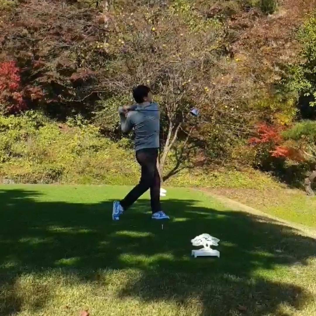 Jordan 1 Low Golf White and University Blue 착용 스타일